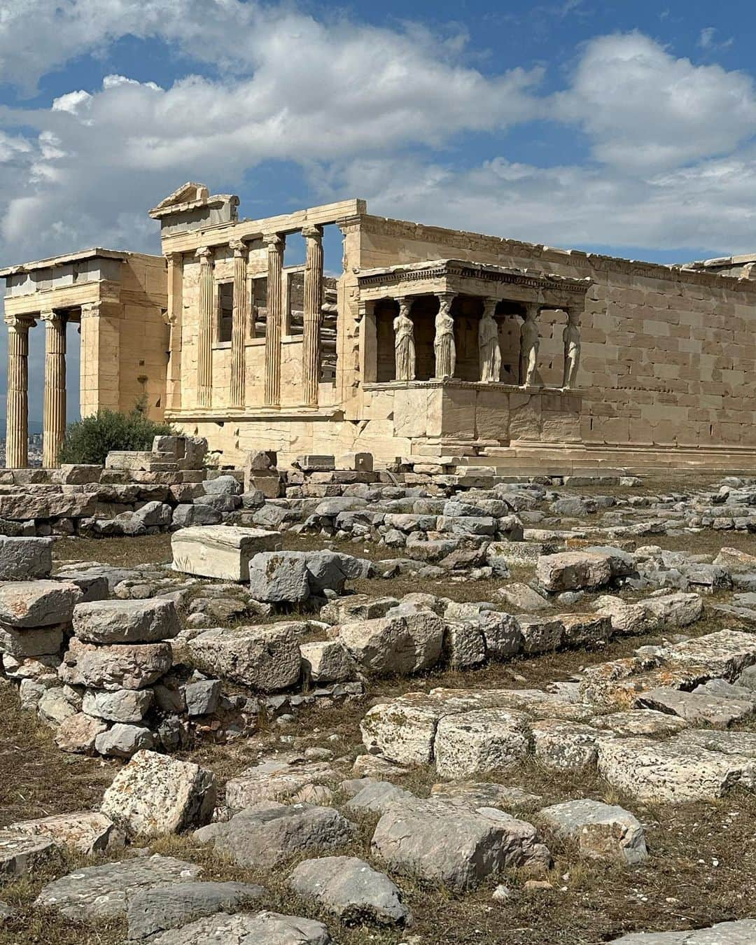 イヴァンカ・トランプさんのインスタグラム写真 - (イヴァンカ・トランプInstagram)「🇬🇷🌀🧿🤍🌞✨🏛️🌿  Exploring the Acropolis in Athens! 🇬🇷✨  The Acropolis is a testament to the incredible achievements of ancient Greek civilization and their enduring legacy. It's a place where history comes alive, transporting you back in time to an era of myth, philosophy, and cultural brilliance.   Standing atop this ancient citadel, surrounded by iconic structures like the Parthenon and the Erechtheion, I was awe-inspired by the incredible power of human ingenuity.  The panoramic views of Athens from the Acropolis were breathtaking, offering a mesmerizing blend of ancient and modern cityscapes. It's a sight that will forever be etched in my memory 💙💙💙  P.S. Go Miami Heat ! 🔥」5月31日 0時09分 - ivankatrump