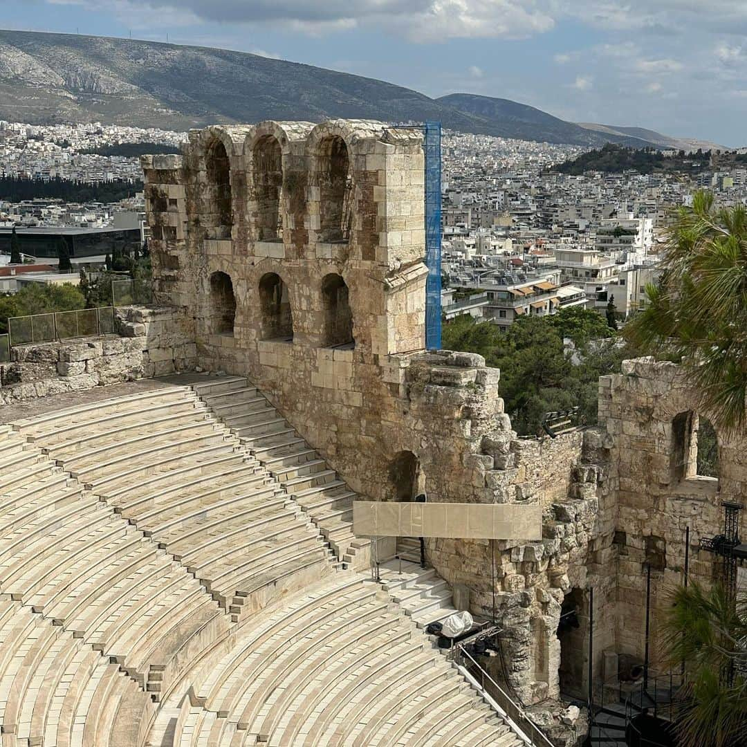 イヴァンカ・トランプさんのインスタグラム写真 - (イヴァンカ・トランプInstagram)「🇬🇷🌀🧿🤍🌞✨🏛️🌿  Exploring the Acropolis in Athens! 🇬🇷✨  The Acropolis is a testament to the incredible achievements of ancient Greek civilization and their enduring legacy. It's a place where history comes alive, transporting you back in time to an era of myth, philosophy, and cultural brilliance.   Standing atop this ancient citadel, surrounded by iconic structures like the Parthenon and the Erechtheion, I was awe-inspired by the incredible power of human ingenuity.  The panoramic views of Athens from the Acropolis were breathtaking, offering a mesmerizing blend of ancient and modern cityscapes. It's a sight that will forever be etched in my memory 💙💙💙  P.S. Go Miami Heat ! 🔥」5月31日 0時09分 - ivankatrump