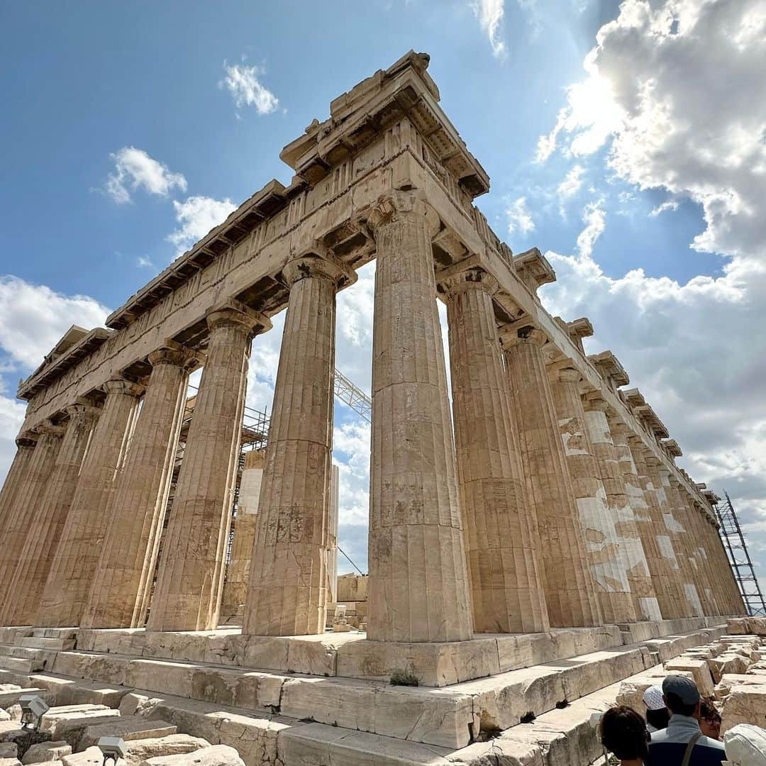 イヴァンカ・トランプさんのインスタグラム写真 - (イヴァンカ・トランプInstagram)「🇬🇷🌀🧿🤍🌞✨🏛️🌿  Exploring the Acropolis in Athens! 🇬🇷✨  The Acropolis is a testament to the incredible achievements of ancient Greek civilization and their enduring legacy. It's a place where history comes alive, transporting you back in time to an era of myth, philosophy, and cultural brilliance.   Standing atop this ancient citadel, surrounded by iconic structures like the Parthenon and the Erechtheion, I was awe-inspired by the incredible power of human ingenuity.  The panoramic views of Athens from the Acropolis were breathtaking, offering a mesmerizing blend of ancient and modern cityscapes. It's a sight that will forever be etched in my memory 💙💙💙  P.S. Go Miami Heat ! 🔥」5月31日 0時09分 - ivankatrump