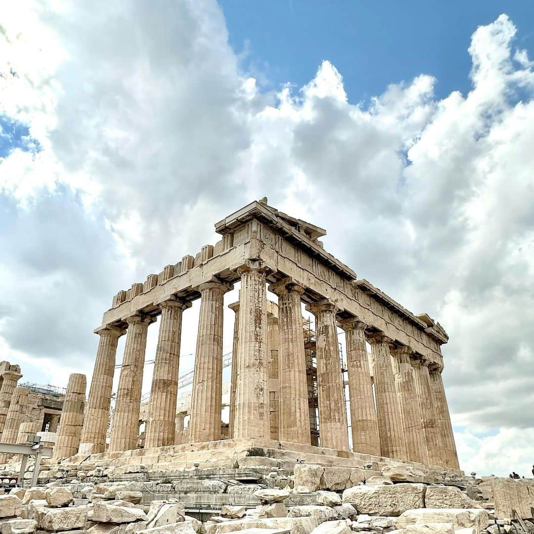 イヴァンカ・トランプさんのインスタグラム写真 - (イヴァンカ・トランプInstagram)「🇬🇷🌀🧿🤍🌞✨🏛️🌿  Exploring the Acropolis in Athens! 🇬🇷✨  The Acropolis is a testament to the incredible achievements of ancient Greek civilization and their enduring legacy. It's a place where history comes alive, transporting you back in time to an era of myth, philosophy, and cultural brilliance.   Standing atop this ancient citadel, surrounded by iconic structures like the Parthenon and the Erechtheion, I was awe-inspired by the incredible power of human ingenuity.  The panoramic views of Athens from the Acropolis were breathtaking, offering a mesmerizing blend of ancient and modern cityscapes. It's a sight that will forever be etched in my memory 💙💙💙  P.S. Go Miami Heat ! 🔥」5月31日 0時09分 - ivankatrump