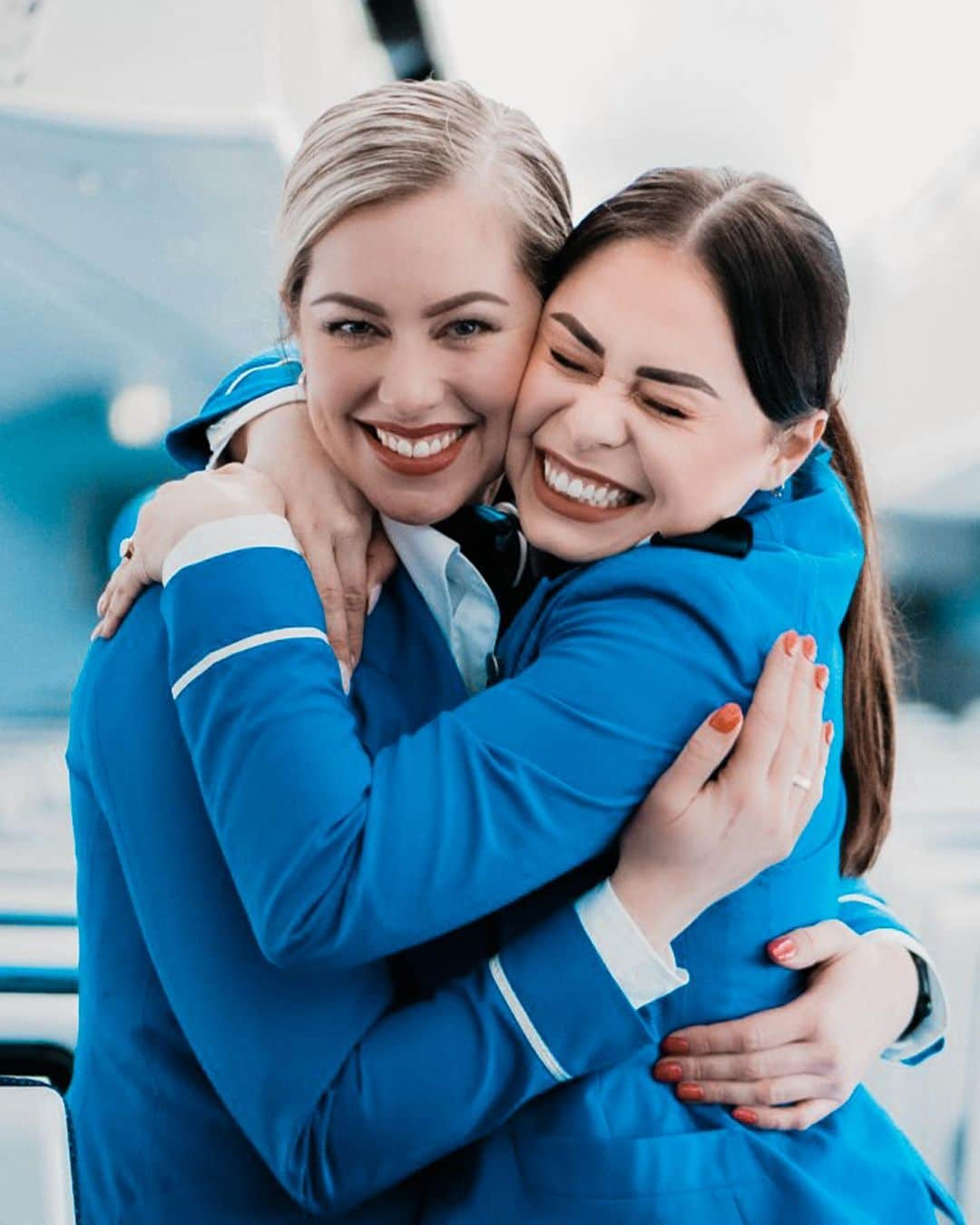 KLMオランダ航空さんのインスタグラム写真 - (KLMオランダ航空Instagram)「Shoutout to our crew who bring warmth, care, and smiles to the skies! From take-off to landing, they make every journey unforgettable. Thank you! ✈️ 💙✨   #InternationalFlightAttendantsDay #FlightAttendantsDay #KLM #royaldutchairlines #cabincrew」5月31日 21時04分 - klm