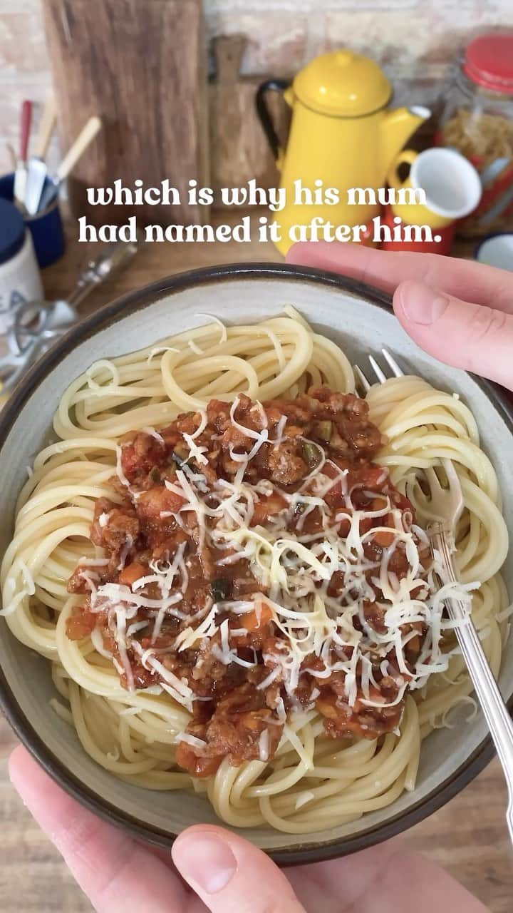 ジェイミー・オリヴァーのインスタグラム：「Have your kids tried BILLY Bolognese yet?? My new kids book #BillyAndTheGiantAdventure also includes a few recipes, but not as you know it...could be a great excuse to get cooking with the kids in the kitchen this #HalfTerm!! I guarantee they’ll ask for second helpings of this it’s so good haha. Let me know who’s been enjoying the book and big love to everyone who’s bought a copy so far. I also created an amazing audio book for those who like me find reading difficult, making it more accessible for everyone. Link in my bio to get yours x x   #childrensliterature #childrensbooks #SpaghettiBolognese」