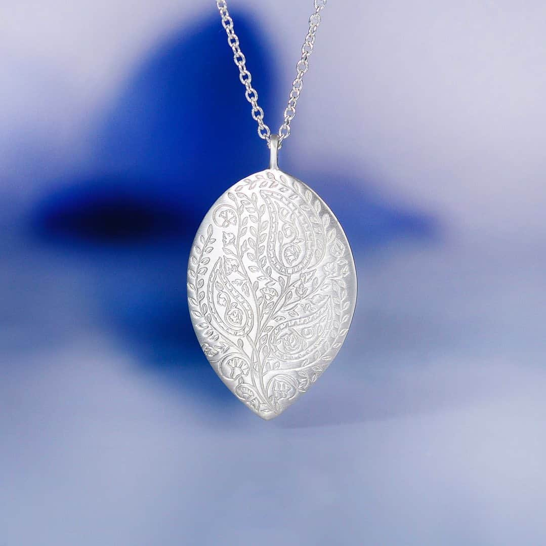 ミーアンドローのインスタグラム：「The timeless pattern of Paisley recalls the nuances of a burgeoning garden, of vines and all their bounties, and delicate flowers blooming with joy. A reflection of the sublime, and an ancient abstraction of nature.  #paisley #teardrop #pendant #timeless #silverjewelry #jewelrydesign #handmadejewelry #madeinnyc #meandrojewelry」