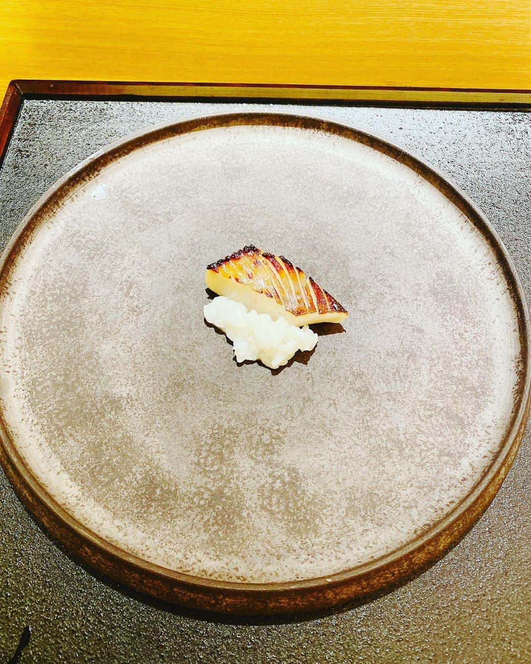 内田滋さんのインスタグラム写真 - (内田滋Instagram)「【才能】  銀座『有涯』でのひと時。  最初から最後まで実に丁寧な仕事。 きめ細やかな中にも独創性があり、チャレンジ精神にも溢れた創作料理。 何より探究心がすごい。 この一流の仕事をしているのは、若干23歳の料理長。  ひっくり返りました。  皆さま、この店は今のうちに絶対行った方がいいです。  #有涯 #銀座有涯 #才能 #創作料理 #和食  〒104-0061 東京都中央区銀座１丁目４−６ 紅雀ビル 地下1階 銀座『有涯』 050 3138 5797」5月31日 0時07分 - shige_uchida