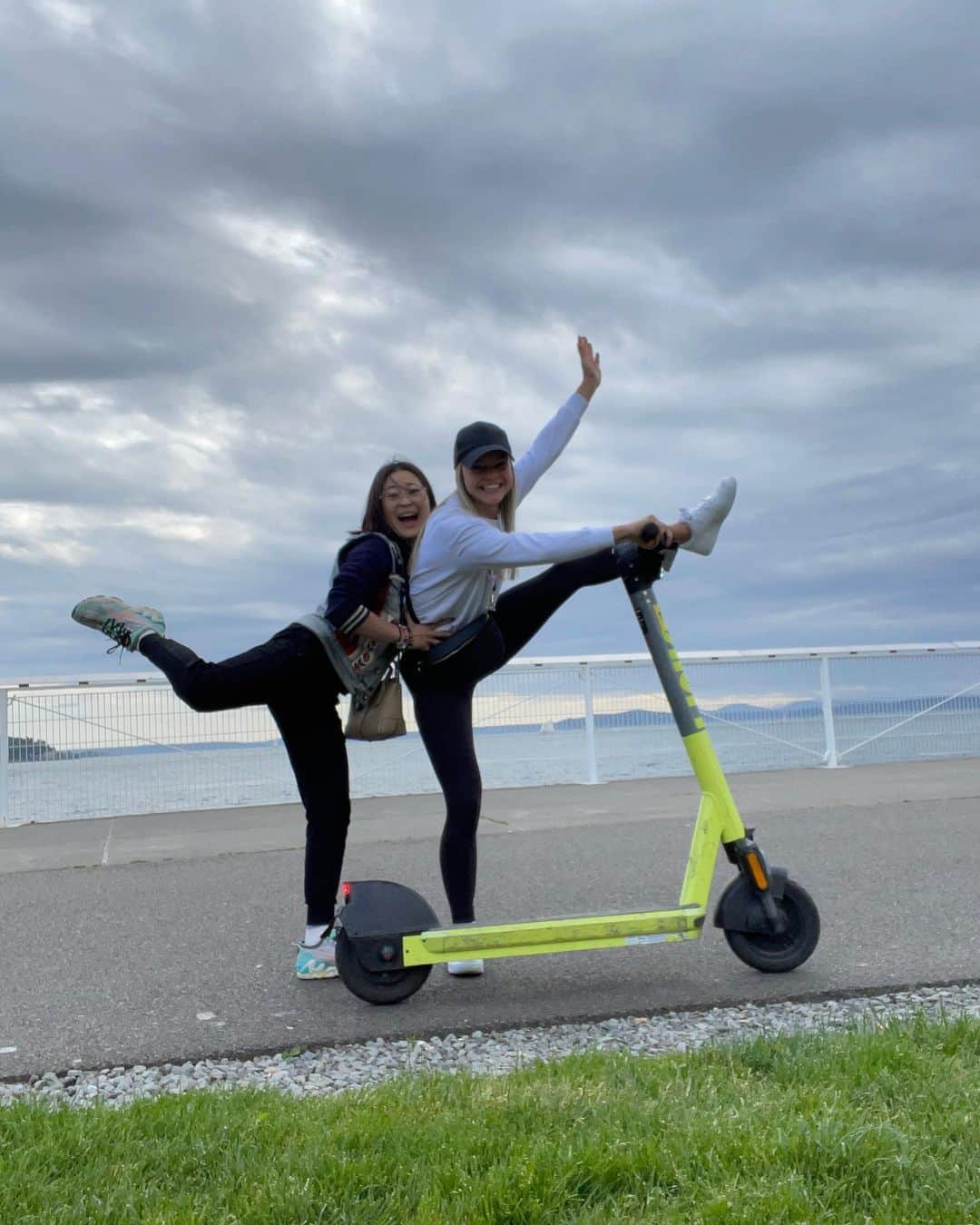 宮原智子のインスタグラム：「Some Adventures… (1) ✌️  #seattle  #scooter  #waterfront  #buildings #flowers #art #boop!」