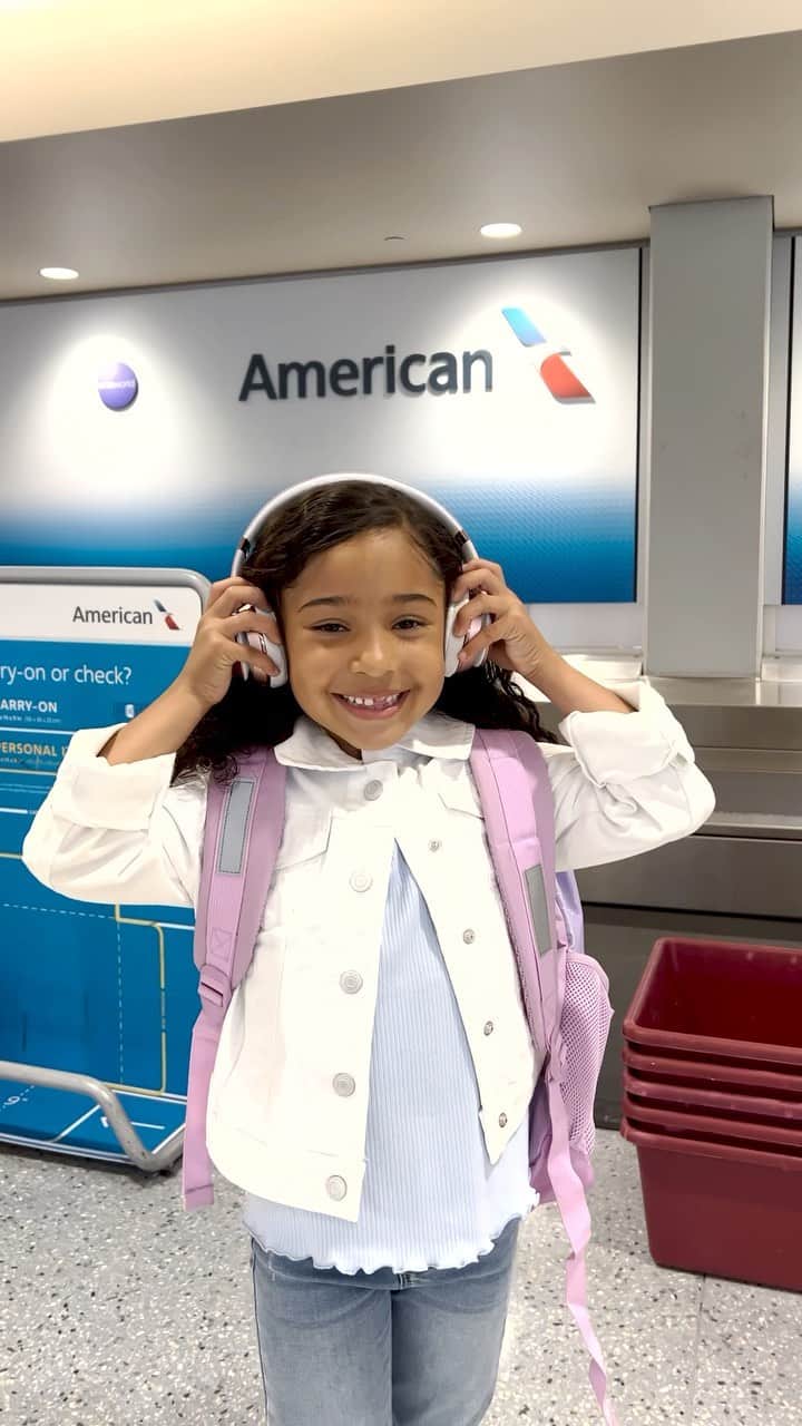 アメリカン航空のインスタグラム：「That airport fit check feeling 🥰 What’s your travel must bring item? ✈️」
