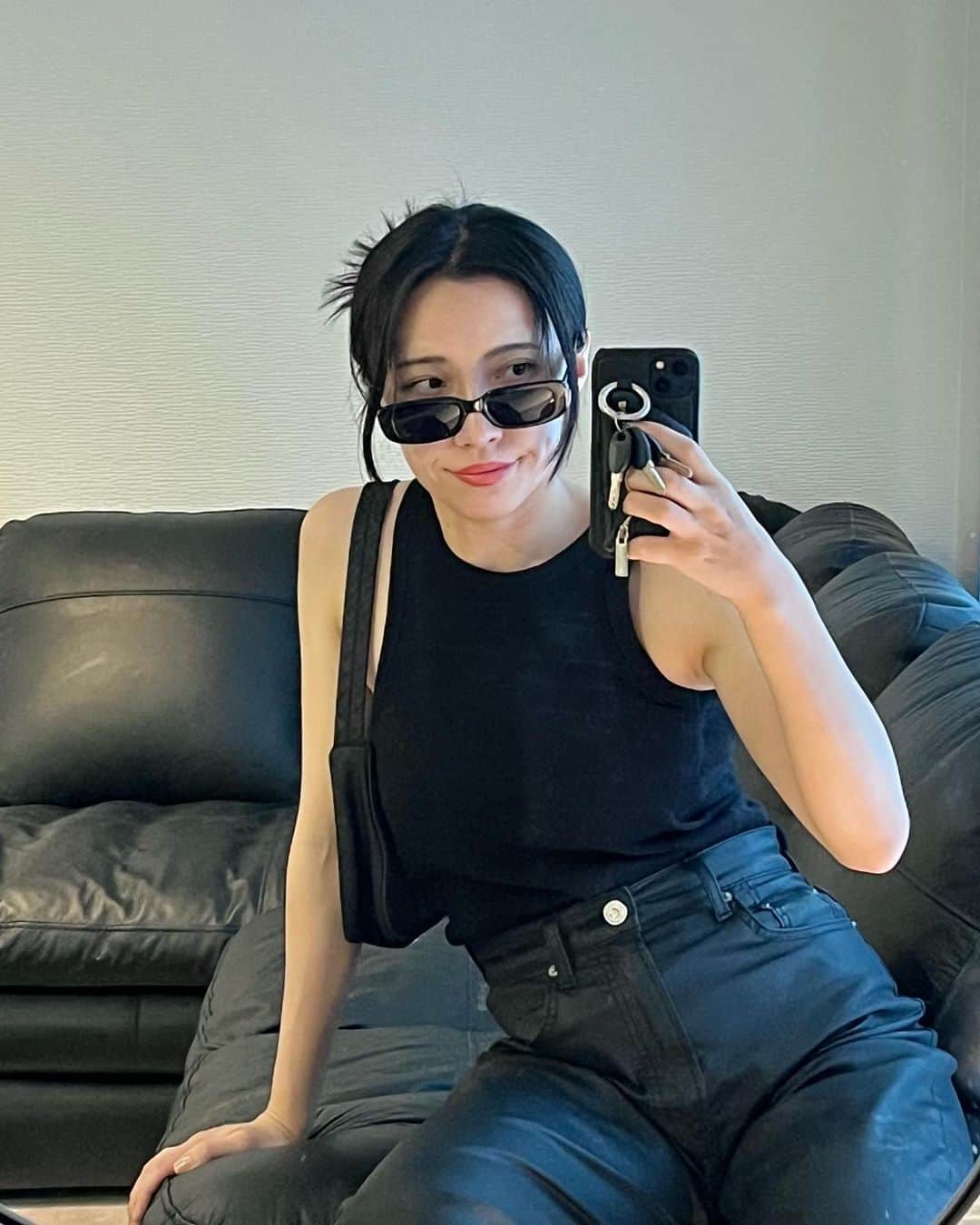RIKAPEPEのインスタグラム：「女将です。  皆さんは私服の定番とかありますか？  ここ数年、変化を求めない私になりつつあります🍵😅  時短？制服化？ その様な考えで落ち着きます。  自分的な定番は、 夏は @uniqlo 「白T」か 「白タンク」。 サングラスは黒。 無いと西陽で目が潰れそうになります🥹🕶  昨年に続き、 「裸の大将」が愛用していたような タンクトップを愛用してまして...  今年は黒も購入。  同じような形でも、絶妙に違う こちらを愛用。⇩ @searoomlynn_official   ・絶妙にストラップ部分が細め。 ・裾のカッティングがラウンド。 ・カップ付き。  柔術による肩の巨大化が進み...🤣 腕を出すのも何だか恐縮ですが...🙂 ソルジャーという気持ちで着用します☺️⚔️  そろそろ @searoomlynn_official の回し者疑惑ですが、女将の現在のライフスタイル的にちょうど良いブランド。有り難い💞🦭  では👋  #女将 #searoomlynn  #moussy  #アメスリタンク  #アメスリ  #タンクトップ  #私服の制服化  #柔術女子」
