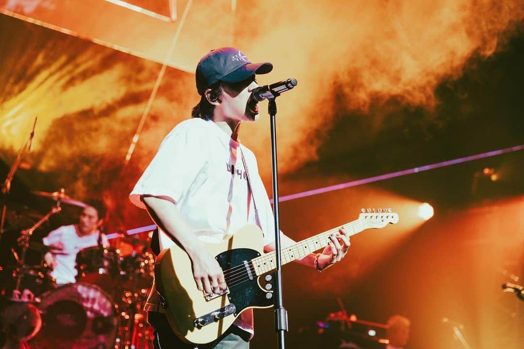 北村匠海のインスタグラム：「新曲 エンドロールは悲しくない 配信開始です。 作詞作曲しました。 あっという間の人生の主人公は、みんな一人一人でしかなくて、夢やら愛やら出会いやら抽象的なものをやっぱり必要で。みんなの物語にそっと花を咲かせてあげられるような曲になれたら嬉しいです。」