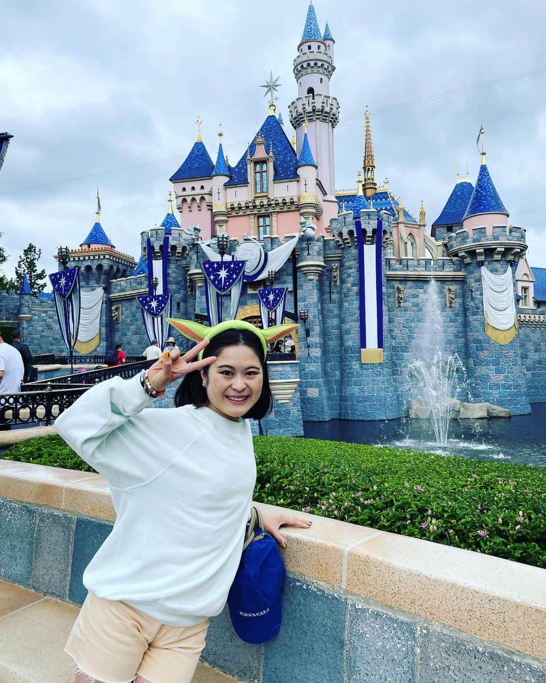 のインスタグラム：「Disney adventures!!   #disneyland  #disneycaliforniaadventurepark  #yoda」