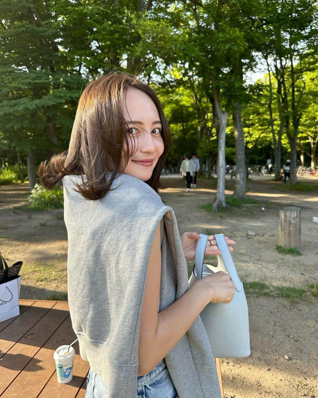 左近鈴乃さんのインスタグラム写真 - (左近鈴乃Instagram)「. 夏前でも紫外線気にせずお出かけしたいから 紫外線ケアを徹底してます🌞♡  6月から紫外線がピークになるので、 油断するとシミ予備軍ができてしまう、、  ずっと愛用しているYunthの生ビタミンC美白美容液を使い始めてから、小さいシミが気にならなくなってきたから手放せない🫶🏻🍋  @suzuno_sakon ↑私のハイライトから今日までに購入すると、今なら ☑️生ビタミンC美白美容液 ☑️リンクル美白UVジェル ☑️美白シートマスク(1枚) 【Suzuno限定3点セット】が定期初回限定でかなりお得にゲットできるのでこの機会に是非✨ 紫外線ケアだけじゃなく、朝のメイク前に使うと メイクノリもとにかく良くなるのでおすすめです🤍  個包装なので私は旅行先にも毎回持って行ってる✈️💕  #Yunth #美容 #美容液 #美肌  #紫外線ケア #シミ #くすみ #肌ケア #美白  #水光肌 #メイク #愛用品  #ad」5月31日 11時13分 - suzuno_sakon