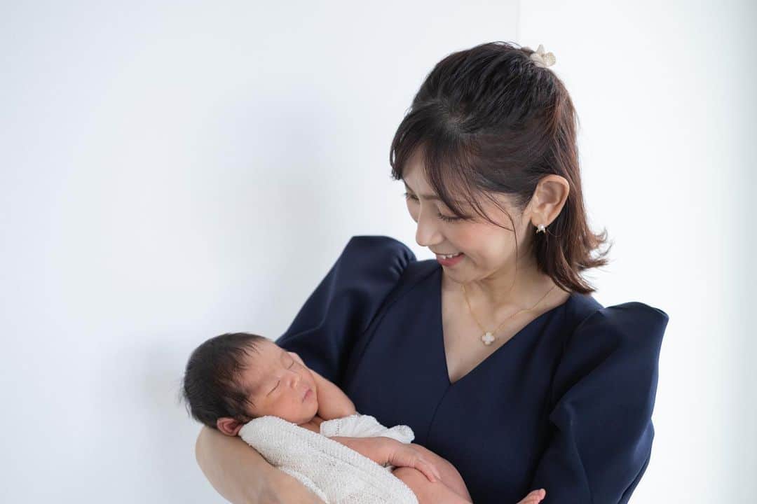 のインスタグラム：「先日、自宅でニューボーンフォトを撮影しました✨  仲の良い友人が出産祝いに…このニューボーンフォトの撮影機会を設けてくれたのです🎁✨  紹介してくれたカメラマンの植村さん(@yuritheday )はニューボーンフォトのプロフェッショナルで、息子も身を委ねてスヤスヤ💤✨とても楽しく撮影できました🥹✨  新生児の時期ってほんとあっという間なんですよね✨  産まれたてのこの天使のような姿を写真に収めるニューボーンフォト。 産後、退院してなにかと大変な時期だから…撮るのを躊躇してしまう人も多いと思いますが、きっと撮って後悔することはないと思います🥹 撮るか悩んだら…撮ることをオススメします🥰🥰🥰  そして、今回ニューボーンフォトの機会を出産祝いでいただき、すっごく嬉しかった🥹🥹🥹✨ ともちゃんありがとう🥰  #ニューボーンフォト  @yuritgr」