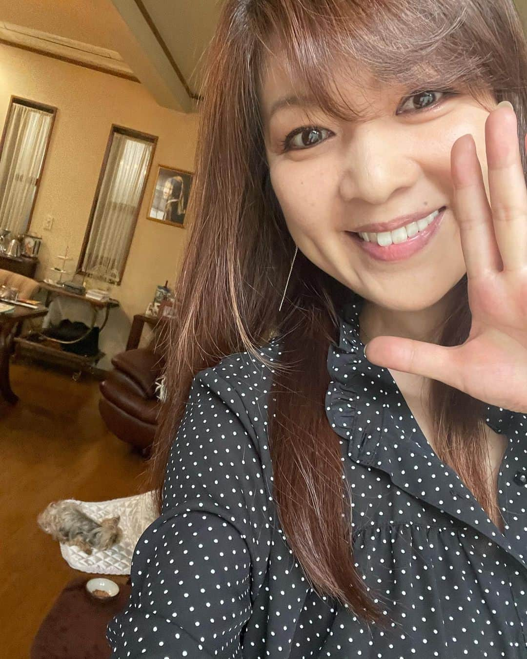 飯島直子さんのインスタグラム写真 - (飯島直子Instagram)「おはようございます^ - ^♪  今朝はすこし涼しいです 洗濯するなら今日…と テレビで言ってました  わたしはしませんが＾＾  29.30日のへんじすこしです＾＾  誕生日おめでとう🎈  yoshi〜♪  まな〜めげずにダイエットガンバレ！  息子修学旅行！行けて良かったね♪  退院まであと…２日！ 退院したらふたりで美味しいもの食べてね(´∀｀=)  あさりちゃん♪  転んで肩筋肉断裂！ 大変だったね…大事にしてね(*´-`)  大粒納豆はなかなか見かけないですよね^ - ^ 作るのが難しい？手間がかかる みたい＾＾ むかし納豆のドラマで教わりました笑  多肉植物、かわいらしいよね うちにはありません( ´ ▽ ` )  CD当選！すごいね♪  さおり〜♪  ストレス溜まる時… 忙しいときはなかなか解決するの難しいですよね やる事がたくさんある時は たびに頭を切り替えるように して何から解決していくか 優先順位を決めます  それでも上手くいかない時は 全部放り投げます^ - ^  今朝はごはんの支度ができなかったので愛産物  とうふそうめんふう(風)  午後はしっかり食べますよ＾＾  今日も平常心でのりきりたいと おもいます みんなも一緒に╰(*´︶`*)╯♡」5月31日 11時10分 - naoko_iijima_705_official