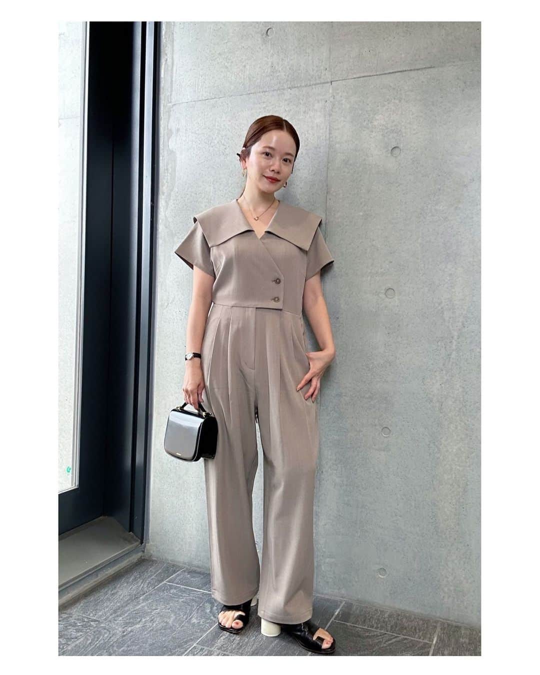 高山直子のインスタグラム：「🤎🤍 アクセサリーや足元&バッグで“ちゃんと服”にもなります✨ 本当に着やすくて大好きなオールインワン。 今日はベージュ  #EiiS」
