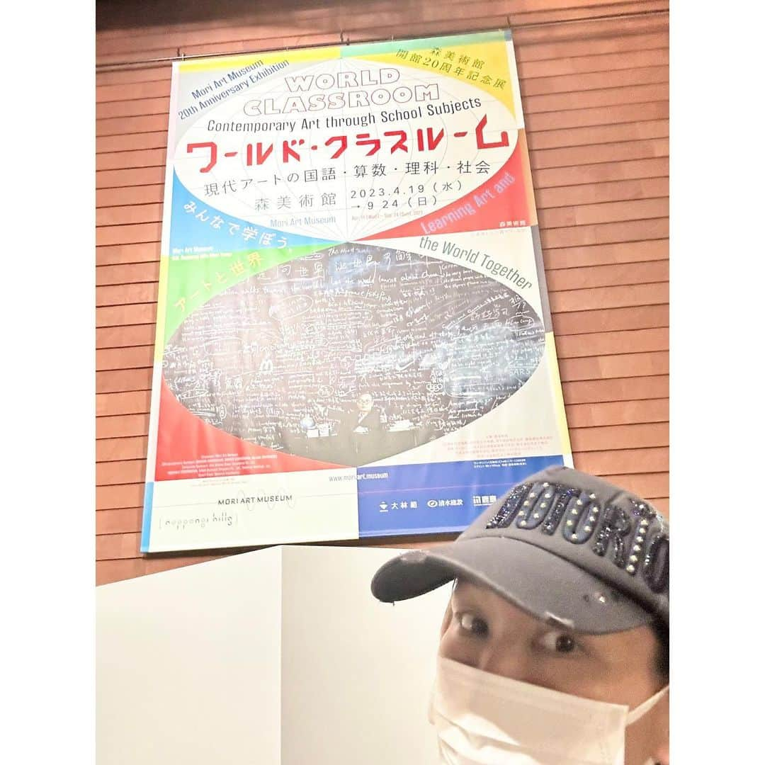 湖月わたるのインスタグラム：「・ フラッと入ってみた２つの展覧会‼️ どちらも、とても興味深かったです⤴️  素敵な展覧会に出会えると、人生得した気分になりますよね☺️ ・ #ワールドクラスルーム #写真の意味を知ると違って見えてくる #数字のアート #明るさで色の変わる絵画 #現代社会への問いかけ #ヘザウィックスタジオ展 #夢のある建造物 #繊細な模型の数々に感動 #素晴らしい展覧会でした✨ #いよいよ大阪公演に向かいます！ #最後まで応援よろしくお願いします❤️ #湖月わたる #watarukozuki」