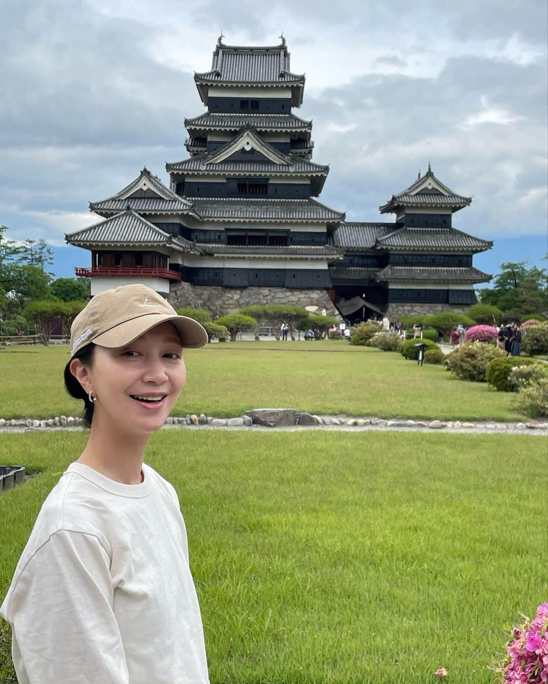 愛可のインスタグラム：「・ ジブリパーク翌日も車で移動 心落ち着く大好きな街、松本へ！  前回来た時は、息子がまだ小さくてのぼれなかった松本城へ！ 結局ほとんど夫が抱っこしてましたが、 息子的には自分で上った気分で、満足気な模様でした。  写真4枚目は、松本城の1番上からの街の風景。  和風はもちろん擬洋風建築が多いのが松本の特徴で、 懐かしさはここから感じるのかも、本当に美しい街。  中町通りの『ちきりや工芸店』ではお皿とかお椀とか諸々購入。 店主の奥様もご健在☺️ いつもさり気なくいらして、少しの言葉が温かい。  ベビーカーを温かく迎えてくださった　@sakepub_matsumoto では 地酒をたしなみ、息子へは地元農場のジュースを。  名古屋ジブリパークからの松本、このコース最高でした。  グルメ編はまた次に！  #松本城 #ちきりや工芸店 #松本市」