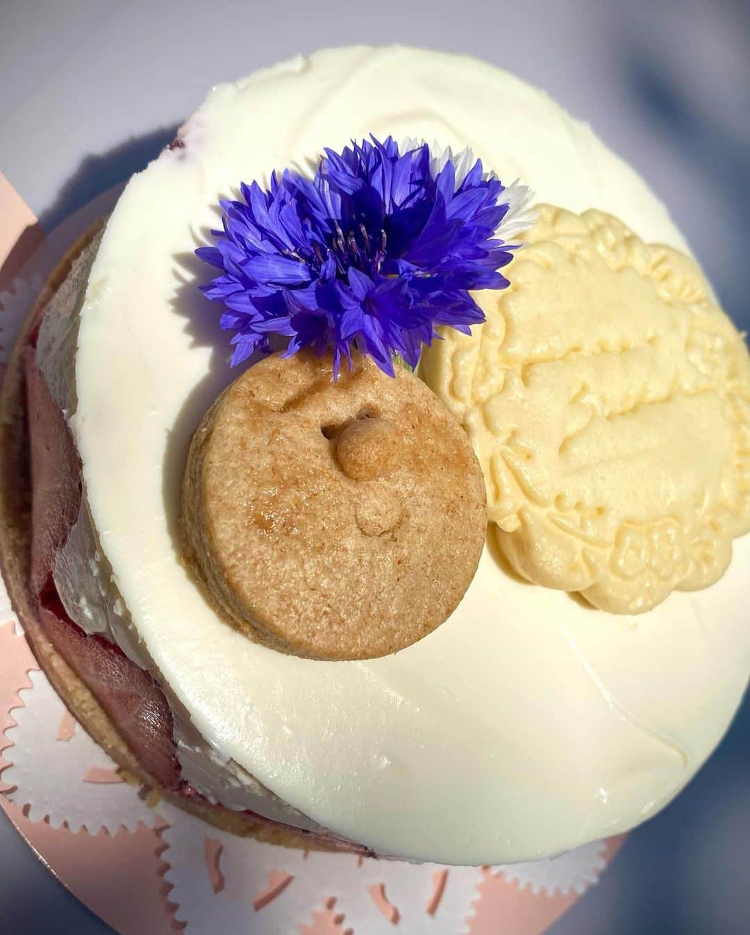 酒井瞳さんのインスタグラム写真 - (酒井瞳Instagram)「５月最終日！  早い。。！５月はお誕生日月ということで美味しいケーキをたくさん食べられて幸せでした🤣✌️  #gazta の #バスクチーズケーキ  ずっと食べたいと思ってたの🥹❤️ トロットロの濃厚チーズケーキ美味しすぎ！！  母が作ってくれた #ベイクドチーズケーキ 子どもの時から焼いてくれてた大好きなケーキ🍰  メンバーからのサプライズケーキ🎂 沢山のお祝いありがとう😊  大好きな @ohisama202067 さんの #レアチーズケーキ お菓子もケーキも全てが大好き！美味しすぎる🥹  不思議と大好きな #チーズケーキ をたくさん！笑  偶然の幸せすごい🤣‼️  幸せいっぱいの５月！ありがとうございましたぁ🌈  #５月 #ケーキ #🎂 #甘党 #スイーツ #大好き #幸せ」5月31日 10時12分 - s.sakaihitomi