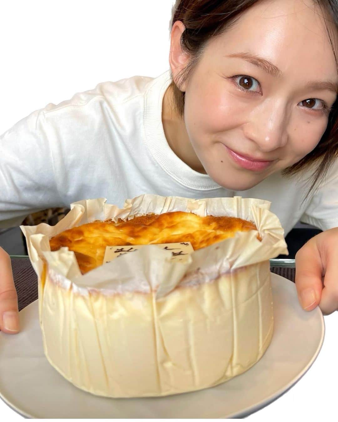 のインスタグラム：「５月最終日！  早い。。！５月はお誕生日月ということで美味しいケーキをたくさん食べられて幸せでした🤣✌️  #gazta の #バスクチーズケーキ  ずっと食べたいと思ってたの🥹❤️ トロットロの濃厚チーズケーキ美味しすぎ！！  母が作ってくれた #ベイクドチーズケーキ 子どもの時から焼いてくれてた大好きなケーキ🍰  メンバーからのサプライズケーキ🎂 沢山のお祝いありがとう😊  大好きな @ohisama202067 さんの #レアチーズケーキ お菓子もケーキも全てが大好き！美味しすぎる🥹  不思議と大好きな #チーズケーキ をたくさん！笑  偶然の幸せすごい🤣‼️  幸せいっぱいの５月！ありがとうございましたぁ🌈  #５月 #ケーキ #🎂 #甘党 #スイーツ #大好き #幸せ」