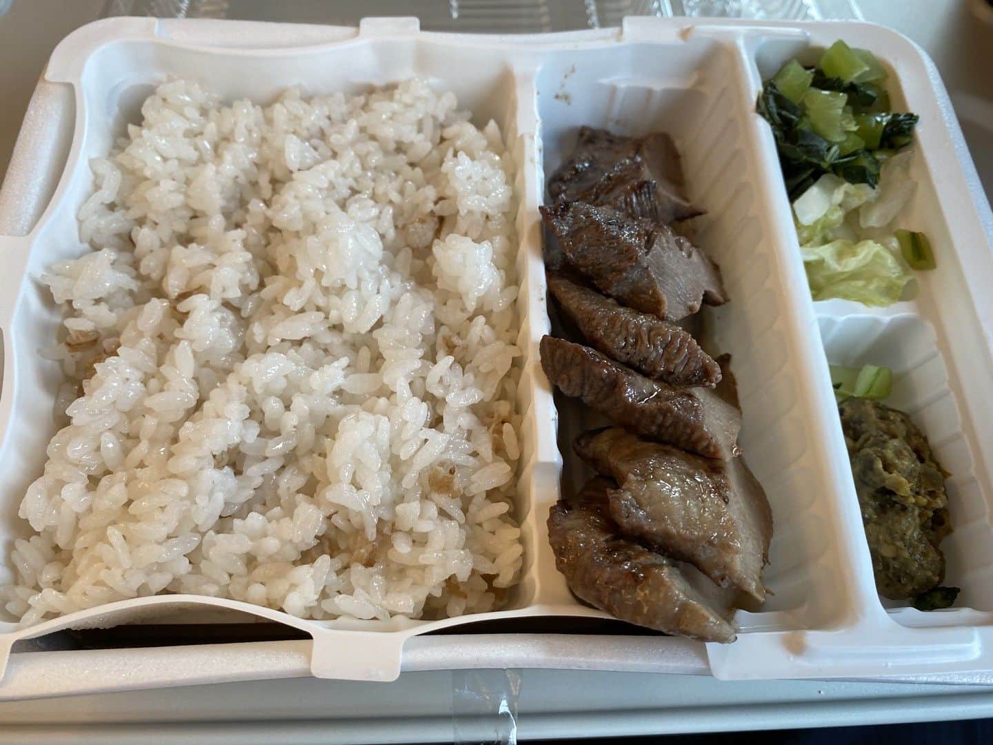 前原誠司さんのインスタグラム写真 - (前原誠司Instagram)「昨夜の夕食は京都に戻る新幹線の中で、「牛タン弁当」をいただきました。着いているヒモを引っ張ると、約5分でお弁当が温まる仕組みになっています。牛タンにのせる味噌が辛くて、美味しかったです。昨日は京都と東京を一往復半しました。（誠）#まえはランチ」5月31日 10時13分 - seiji_maehara.official