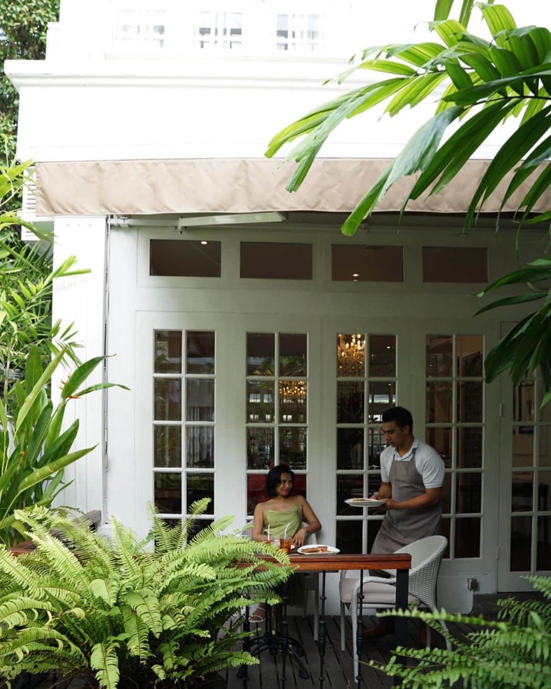 島野ミキのインスタグラム：「・  ⚑ THE COLONY HOTEL BALI @thecolonyhotelbali   1日目は夜着だったのでお手頃なところと予約したんだが 立地も良くお手軽なお値段なのに すごく可愛いホテルで予約して大正解✨  私の部屋は広い部屋のと思って4万くらいのとこにしたけど 安い部屋だと3万くらいからあるよ！  朝ごはん食べるとこもプールも部屋も可愛いくて 撮れるところがたくさんあるのもポイント高い👍  ドレスはフリマで @mikapu0519 からもらったやつ♡ 植物と色合わせしてみたw  さっき一度消したからコメントしてくれた子は またしてくれると読める🥹w  #thecolonyhotelbali#Hotel#hotelstay#hotellife#hoteldesign#hotelstyle #Bali#バリ#バリ旅#ホテル#traveler#travel#海外#海外旅行#旅行#女子旅#バリ島旅行」