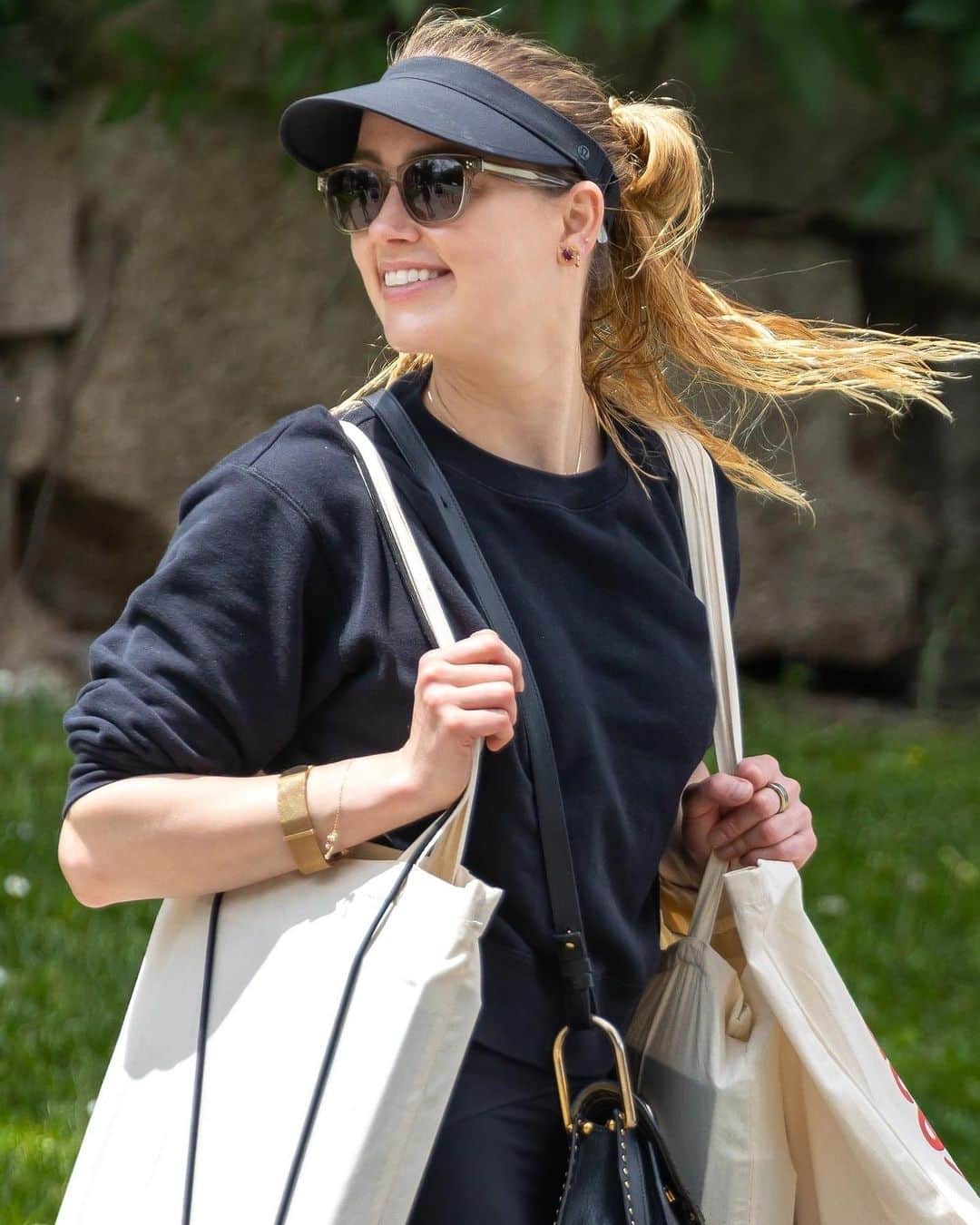 Just Jaredさんのインスタグラム写真 - (Just JaredInstagram)「Amber Heard picks up some new books to read at the Madrid Book Fair amid rumors she's quit Hollywood. #AmberHeard Photos: Backgrid」5月31日 10時06分 - justjared