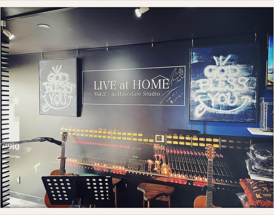 TERUさんのインスタグラム写真 - (TERUInstagram)「本日から音の可視化展スタート。  美鈴珈琲大門店では、Gソフト、Gスカッシュが販売されます。  灰色のソフトと灰色のレモンスカッシュ。  いつもご協力頂きありがとうございます！  GLAYグッズを身につけてると100円引きになります！  楽しんで下さいね！」5月31日 10時20分 - glay__teru