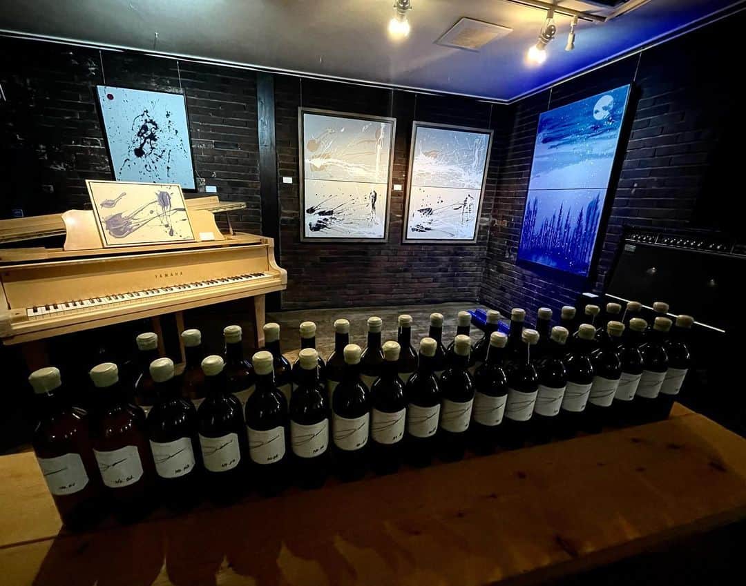 TERUさんのインスタグラム写真 - (TERUInstagram)「本日から音の可視化展スタート。  美鈴珈琲大門店では、Gソフト、Gスカッシュが販売されます。  灰色のソフトと灰色のレモンスカッシュ。  いつもご協力頂きありがとうございます！  GLAYグッズを身につけてると100円引きになります！  楽しんで下さいね！」5月31日 10時20分 - glay__teru