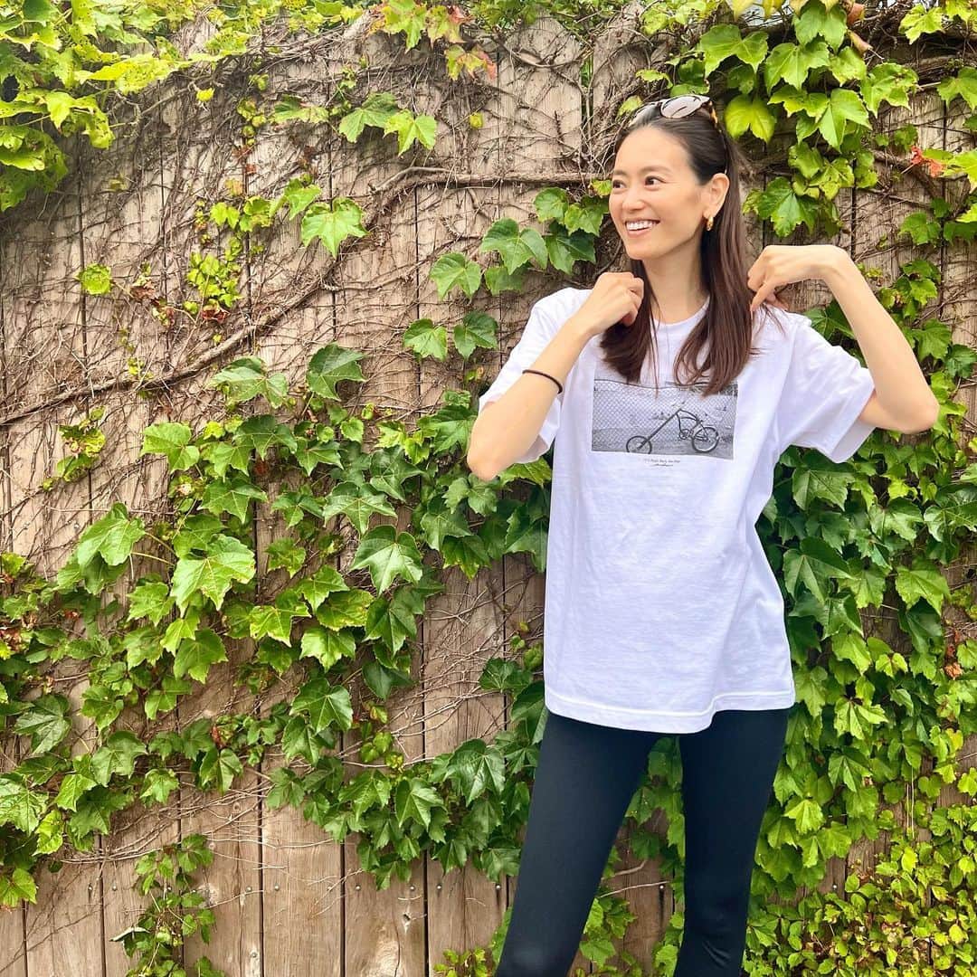 のインスタグラム：「今年は梅雨入りが早いみたいですね🍃 ・ ・ 晴れ間を狙っていろいろ用事を済ませたある日🌱 Tシャツにレギンス、一番動きやすい格好で♪  着用Tシャツは、小林昭さんのフォトTシャツ。 このTシャツと、イラストレーター関根正悟さんのグラフィックTシャツが、伊勢丹新宿店本館2F アーバンクローゼットPOP- UPにて先行発売します。 5/31〜6/20までです♪  @threedots_official @isetan_shinjuku_urbancloset #threedots  #スリードッツ #PR」