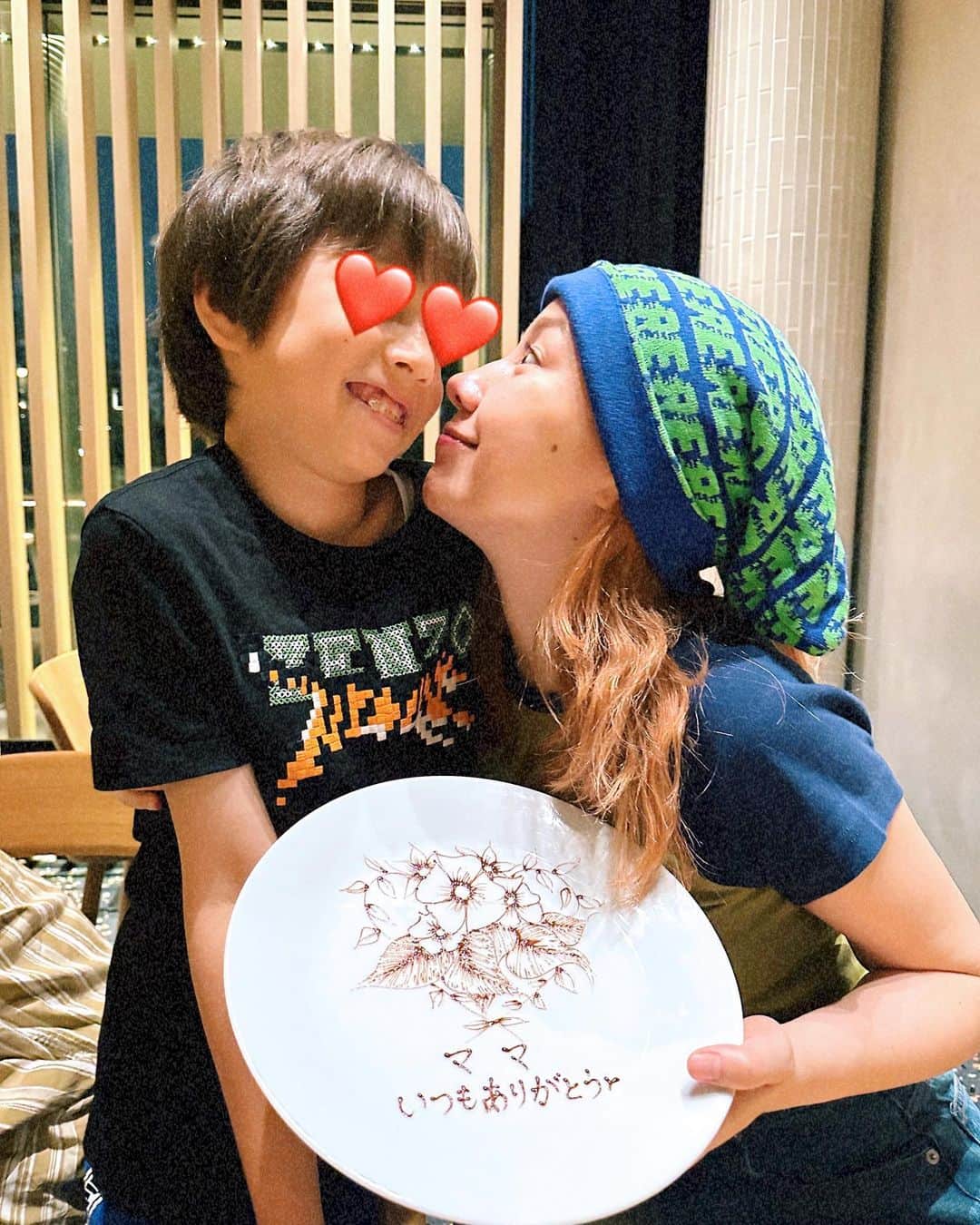 仲里依紗のインスタグラム：「父の日が来る前に 母の日ポストしとかなきゃ😂🌹❣️時差😂😂😂  最近みんなの前では恥ずかしがって塩対応されるし、可愛すぎてカメラに収めたくてカメラ向けても笑ってくれないんだけど、二人になるとずっと恋人繋ぎしてくれて🤝❤️バックハグもしてくれて👩‍👦❤️荷物も持ってくれるかっこいいトカゲくん👶🏻✨  トカゲくんの母になれて宇宙一しあわせっ🪐💫❤️らぶだょ❤️  #母の日 #mothersday」