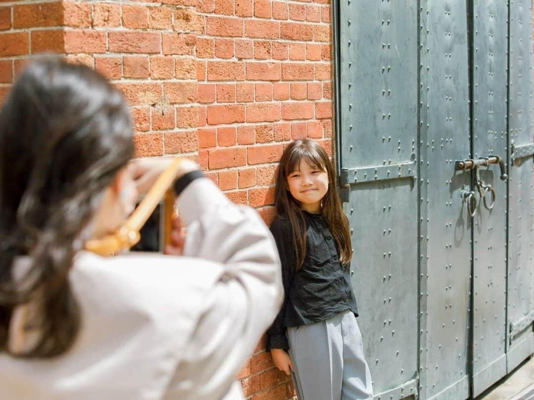 東京カメラガールズさんのインスタグラム写真 - (東京カメラガールズInstagram)「4/16(日) サポーターズメンバー マスミさん企画のイベント 『ノリタケの森で親子撮影会』が愛知県名古屋市で開催されました。  「愛知県でのカメライベントが少ないので、カメラ好きな皆さんと新しい繋がりが出来たらいいな✨」との思いから企画してくれました👏💕  ノリタケの森には赤レンガ棟や新緑が楽しめる撮影スポットがいっぱい✨ この時期は鯉のぼりスポットもあって、親子撮影がさらに楽しくなりますね🎏  「子どもと一緒に参加できる企画が嬉しかったです。子どもを中心に穏やかな時間を過ごせました。」 「子どももとても楽しかったそうなので、また遊びたいと言っています。また一緒に撮影会しましょう！」 と嬉しい声が沢山届いています。  全国各地で沢山のイベントを企画中！ ぜひプロフィール欄のcamell（カメル）公式WEBサイトからぜひチェックしてみてくださいね😊  初めての方も大歓迎✨ ご参加お待ちしております📷💕  _______________ ■camellとは？ 12,000人が参加するカメラ女子コミュニティカメラガールズが、 camell（カメル）になりました。 ＼メンバー大募集中／ @cameragirls_jp _______________ ■camelltownとは？ camellとしての活動をさらに楽しむための写真コミュニティ。 毎月10以上のイベントや、講座、コラボ企画などを実施中！ ＼第二期メンバー募集中／ @camelltown _______________ ■camellhouseとは？ @camellhouse camellが運営する写真のアトリエのようなおうち。camelltownメンバーになると、使い放題になります。1Fは店舗準備中！ 公式キャラクターまめるが住んでいます。 東京江東区亀戸5-24-24 JR総武線 亀戸駅から徒歩6分 . . /////////////////////////////////////////// ▼ご興味があれば camell(カメル)WEBサイトから無料登録をお願いします😊  #camell #カメル #camelltown #camellhouse #まめる #🐻 #camell会報誌 #サポーターズレポート #ノリタケの森 #親子カメライベント #親子イベント」5月31日 10時27分 - tokyocameragirls