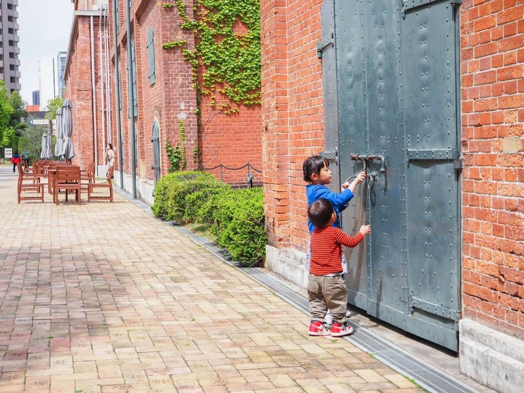 東京カメラガールズさんのインスタグラム写真 - (東京カメラガールズInstagram)「4/16(日) サポーターズメンバー マスミさん企画のイベント 『ノリタケの森で親子撮影会』が愛知県名古屋市で開催されました。  「愛知県でのカメライベントが少ないので、カメラ好きな皆さんと新しい繋がりが出来たらいいな✨」との思いから企画してくれました👏💕  ノリタケの森には赤レンガ棟や新緑が楽しめる撮影スポットがいっぱい✨ この時期は鯉のぼりスポットもあって、親子撮影がさらに楽しくなりますね🎏  「子どもと一緒に参加できる企画が嬉しかったです。子どもを中心に穏やかな時間を過ごせました。」 「子どももとても楽しかったそうなので、また遊びたいと言っています。また一緒に撮影会しましょう！」 と嬉しい声が沢山届いています。  全国各地で沢山のイベントを企画中！ ぜひプロフィール欄のcamell（カメル）公式WEBサイトからぜひチェックしてみてくださいね😊  初めての方も大歓迎✨ ご参加お待ちしております📷💕  _______________ ■camellとは？ 12,000人が参加するカメラ女子コミュニティカメラガールズが、 camell（カメル）になりました。 ＼メンバー大募集中／ @cameragirls_jp _______________ ■camelltownとは？ camellとしての活動をさらに楽しむための写真コミュニティ。 毎月10以上のイベントや、講座、コラボ企画などを実施中！ ＼第二期メンバー募集中／ @camelltown _______________ ■camellhouseとは？ @camellhouse camellが運営する写真のアトリエのようなおうち。camelltownメンバーになると、使い放題になります。1Fは店舗準備中！ 公式キャラクターまめるが住んでいます。 東京江東区亀戸5-24-24 JR総武線 亀戸駅から徒歩6分 . . /////////////////////////////////////////// ▼ご興味があれば camell(カメル)WEBサイトから無料登録をお願いします😊  #camell #カメル #camelltown #camellhouse #まめる #🐻 #camell会報誌 #サポーターズレポート #ノリタケの森 #親子カメライベント #親子イベント」5月31日 10時27分 - tokyocameragirls