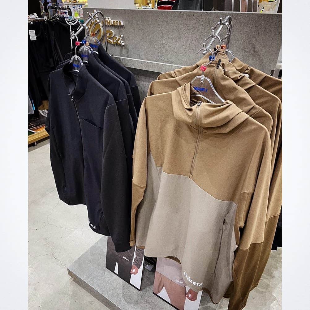 ATHLETAのインスタグラム：「・・・ GALLERY・2  港北ノースポート・モール店さまのO-REIコーナーがアップデートされました。 港北にお越しの際はぜひお立ち寄りください！  港北ノースポート・モール店 神奈川県横浜市都筑区中川中央1-25-1 ノースポートモール4F 電話番号：045-910-0635 営業時間：10:00～21:00  #Gallery2 #ギャラリー2 #ATHLETA #アスレタ#Futsal #港北ノースポートモール店」