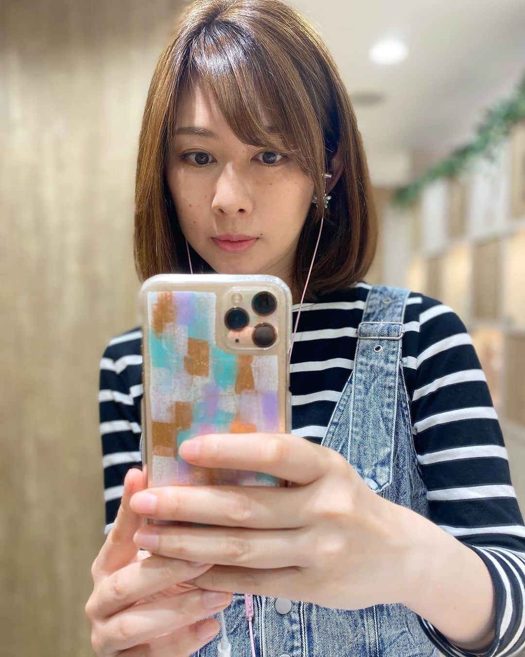 吉野史桜のインスタグラム：「美容院行った時の写真が好評だったので、 インスタにも載せてみる〜🤗✨  最近はカラーは明るめで この長さが1番しっくりくるな🌸  ちなみに見た目わからないかもだけど、 指が太いのが昔からコンプレックスである😂😂  華奢という言葉とは無縁な私。  まぁ、今はそんな私も好きだけどね☺️✨  #ヘアー #ヘアスタイル #ヘアサロン #美容院 #美容室」