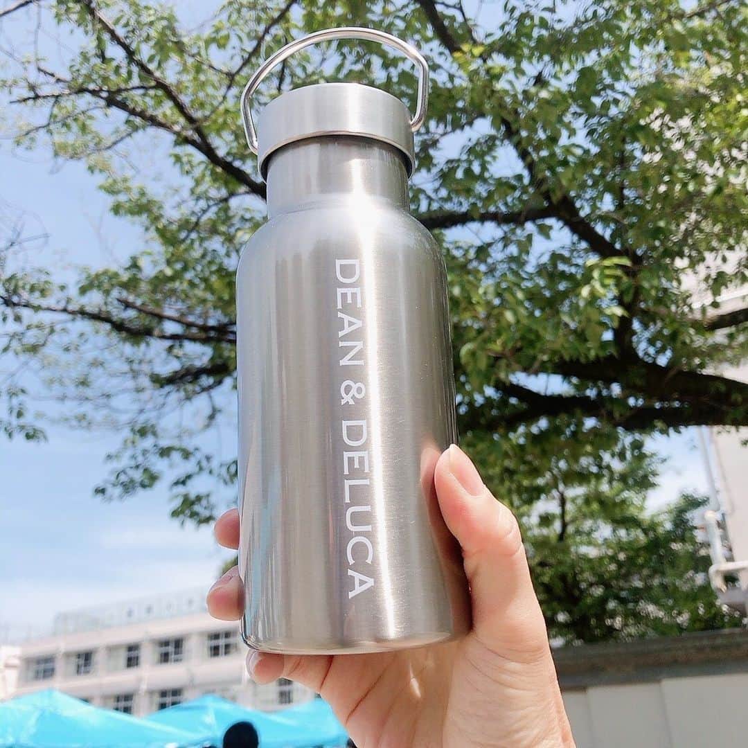 GLOWのインスタグラム：「先週の土曜日は運動会でした。 そこでGLOW8月号付録の DEAN & DELUCAの水筒を、 ひと足お先に持っていくことに。  お洒落なビジュアルにテンション⤴️ 取っ手があるから持ち歩きも便利。 そして何よりも、 炎天下でも中の水は冷たいまま！  これはかなり良き❤️ と確信しました。  #雑誌グロー #雑誌付録 #グロー8月号 #ディーンアンドデルーカ 編集と」