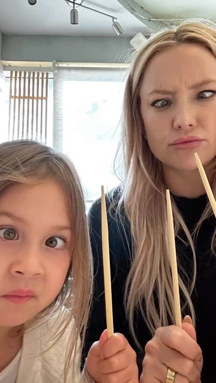 ケイト・ハドソンのインスタグラム：「Sushi date with my lady ☀️」
