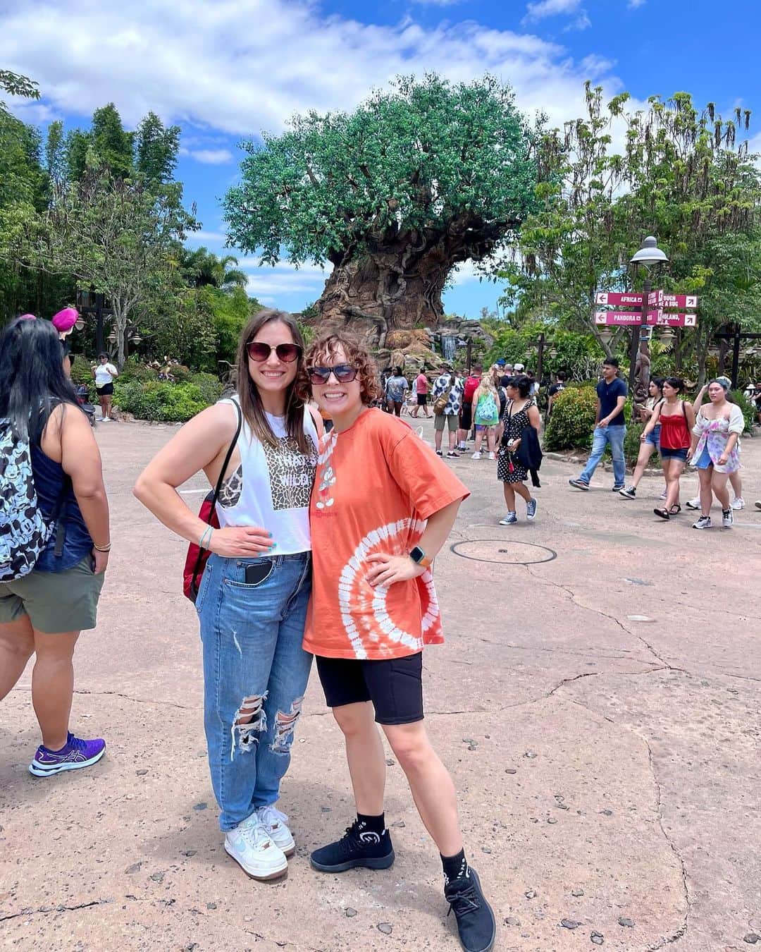 ブレナ・ダウエルのインスタグラム：「Shout out to LD’s job for taking us to all the cool places and shout out to Dawaylon for being my forever travel buddy!!🌴🦒」