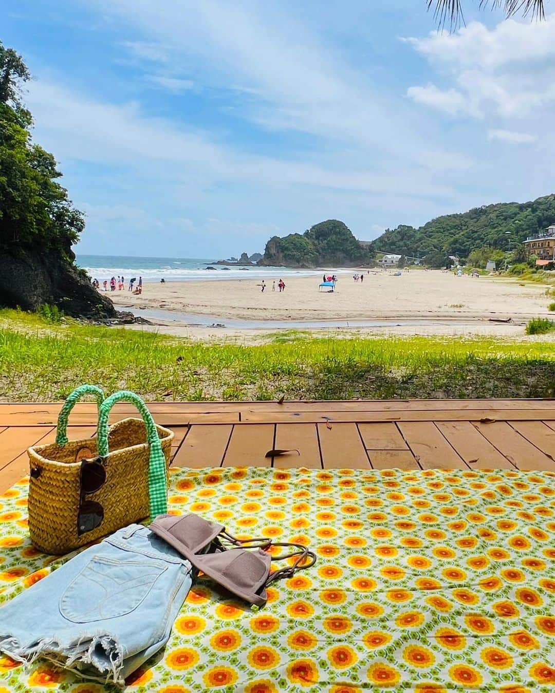 のインスタグラム：「おはようございます🐌 梅雨入りしました☂️台風も近づいているので気をつけてお過ごしください。  Cirbular Quay 🌻 Buddy Towel ✨✨ 裏がタオル地のラグは、 海にソファーに車の中に使い道いろいろです🤍 他のカラーはsoldoutしましたが この🏵️も可愛いです✨ onlineからご購入出来るようになってます♡ 割引クーポン今日までです。  tote @ecoRAL pants @rollasjeans  🕶️ @blenders #pinkmafia #pinkmafiasmd #izu #shimoda」
