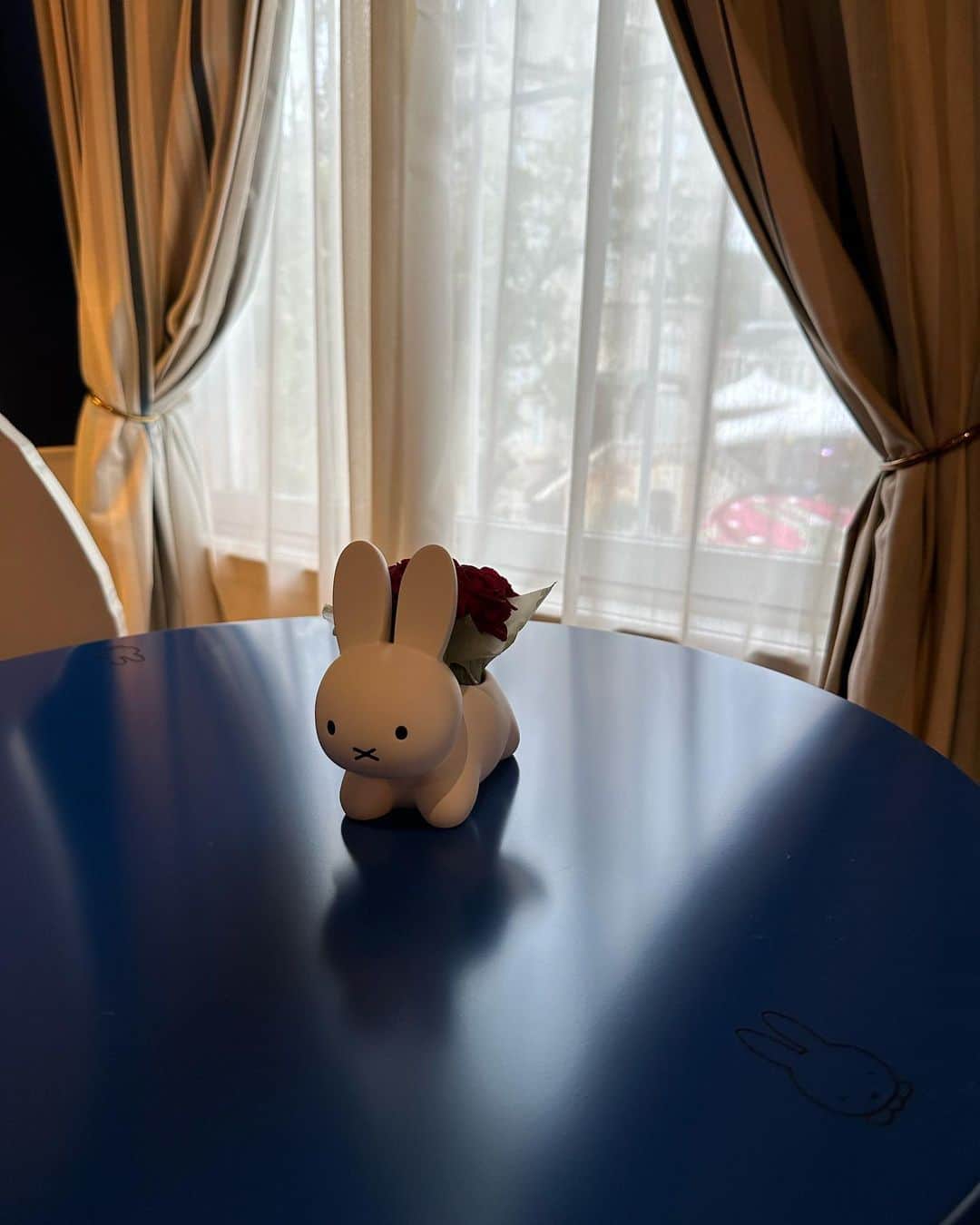 諸星みゆさんのインスタグラム写真 - (諸星みゆInstagram)「⛪️ ⁡ ‎‎✦·.⋆ 𝐇𝐎𝐓𝐄𝐋 𝐀𝐌𝐒𝐓𝐄𝐑𝐃𝐀𝐌 ⋆.·✦ ⁡ ハウステンボス内にあるホテルアムステルダムの ミッフィールームに宿泊しました🫶 ⁡ ミッフィーの家具やぬいぐるみに 囲まれためっちゃ可愛いお部屋で ハウステンボスオリジナルらしい🐰🤍 ⁡ ミッフィーがたくさんお出迎えしてくれて 終始かわいいお部屋でした🤍🤍 ⁡ ┈┈┈┈┈┈┈┈┈┈┈┈┈┈┈┈┈┈┈┈ ⁡ 𝐓𝐨𝐝𝐚𝐲'𝐬 𝐜𝐨𝐨𝐫𝐝𝐢𝐧𝐚𝐭𝐢𝐨𝐧 ⁡ ワンピース @eimyistoire_official  ⁡ ┈┈┈┈┈┈┈┈┈┈┈┈┈┈┈┈┈┈┈┈ ⁡ 🫶 ホテル アムステルダム ⁡ 📍 長崎県佐世保市ハウステンボス町7-7 ⁡ ☎ 0570064110 ⁡ ┈┈┈┈┈┈┈┈┈┈┈┈┈┈┈┈┈┈┈ #長崎 #佐世保 #ハウステンボス #htb #huistenbosch #佐世保ホテル #長崎ホテル #ホカンス #女子会 #女子旅 #ホテルステイ #タビジョ ##大人旅 #国内旅行 #ミッフィー #miffy #dickbruna #ナインチェ #nijntje #ミッフィールーム #アムステルダムシティ #ハウステンボスホテル ##海外気分 長崎観光スポット #長崎観光 #佐世保観光 #佐世保観光スポット」5月31日 10時59分 - miyucheese.ig