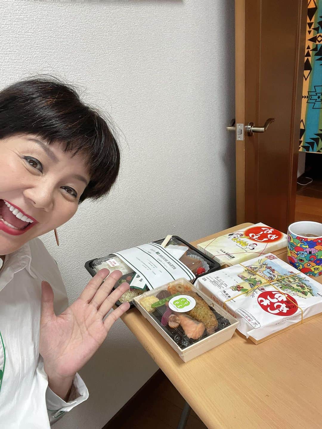 山本華世のインスタグラム：「zoomだからイイっか、と、思って出演したけど、初全国放送かも？わざわざスタジオ行くのは生意気にも全部お断りしてる私。。。本当に放送される時はお知らせしますね(^^)美味しいロケ弁当を紹介してまーす‼️」