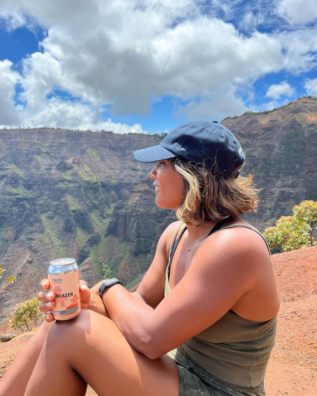 ミーガン・マーチンのインスタグラム：「Taking in the views while enjoying some @athleticbrewing 🍻😍!!! #brewwithoutcompromise」