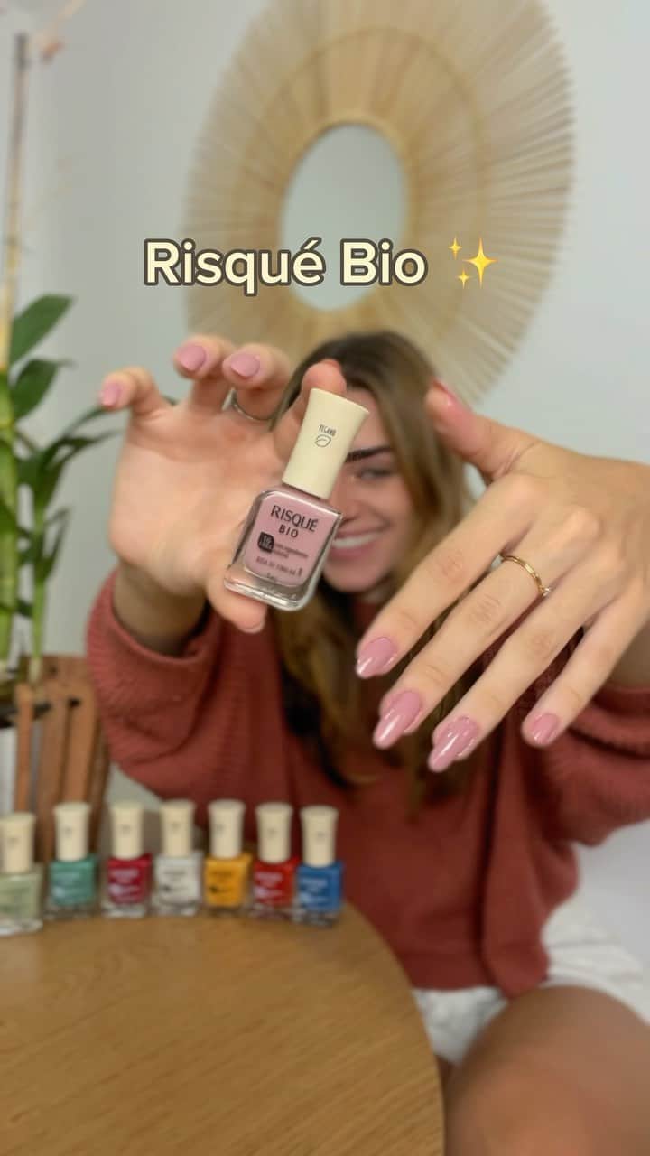 Risqueのインスタグラム：「Um dos meus segredinhos pra manter as unhas sempre grandes e bem cuidadas é mantê-las esmaltadas ✨ Tenho usado a nova linha Risqué Bio, e estou completamente APAIXONADA! Ela contém 7 cores e uma base preparadora livres de 16 substâncias que podem causar alergia 😱 Uma linha com esmaltes hipoalergênicos, veganos e cruelty-free. Além disso, também possui pigmentos e ingredientes naturais, como óleo de melaleuca e couve kale, e uma nova embalagem mais sustentável. Incrível, né? Já corre no site da @lojacoty pra garantir a sua cor favorita e com meu cupom: DUDABORGES10 ! ✨ •publi  https://www.lojacoty.com.br/risque-bio?utm_source=Webserie&utm_medium=Influenciadora&utm_campaign=FY23_Risque_BIO&utm_id=FY23Q3-BR-RE-RANG-NK-LA&utm_term=publi&utm_content=eduardaborgs」