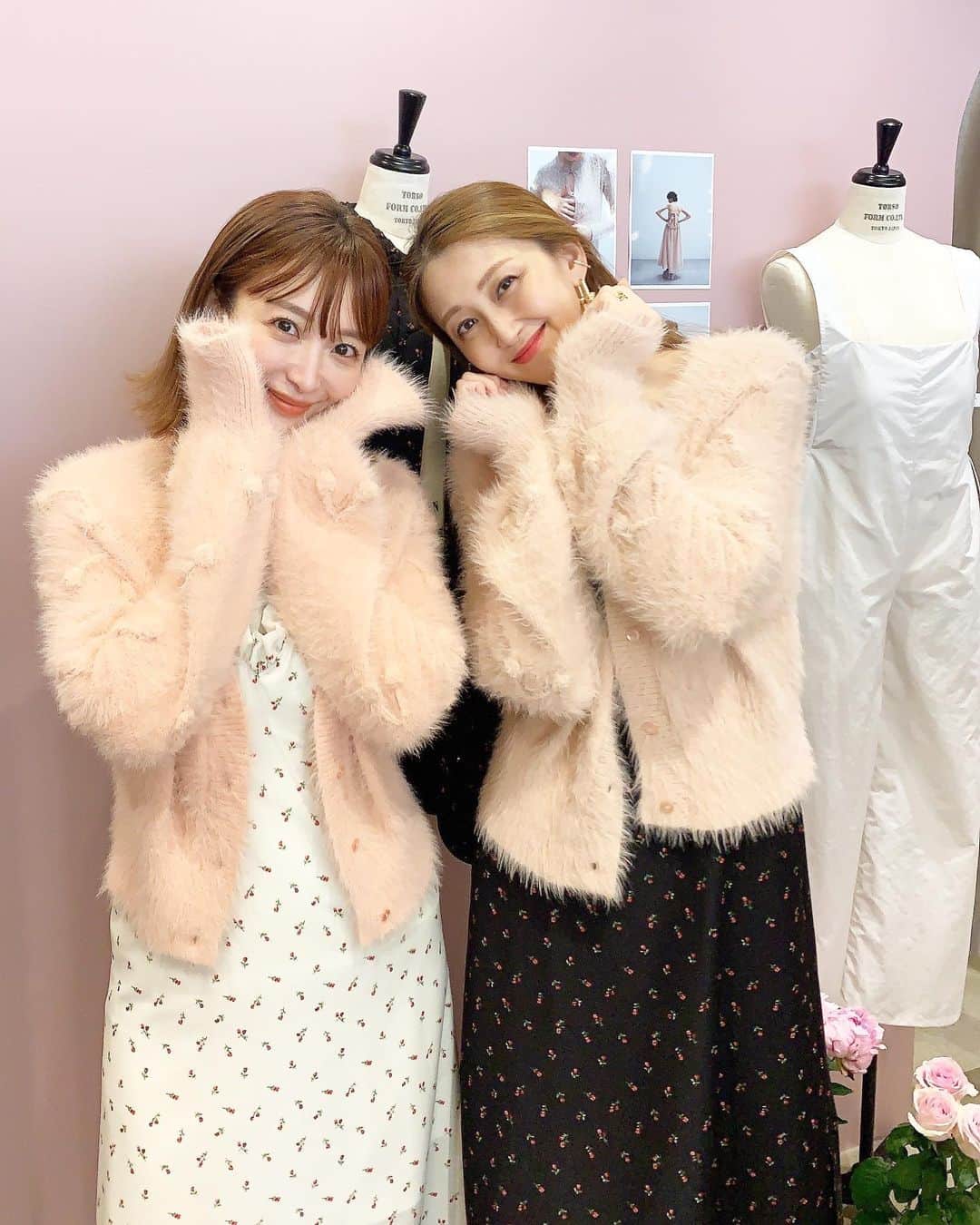 のインスタグラム：「好きすぎる色であふれてた @honeymihoney_official 🍒袖のチェリーが可愛すぎてぶりっ子ポーズしたらかなりイタイ…ですが、たまらない可愛さのカーディガンにワンピにセットアップに、わー！決められない🤣あーやのこのワンピ姿、キュン死💘 #honeymihoney #ガーリー #pink #チェリー #もふもふ #カーディガン #おそろコーデ #色違いコーデ #feminine #cute #fashion」