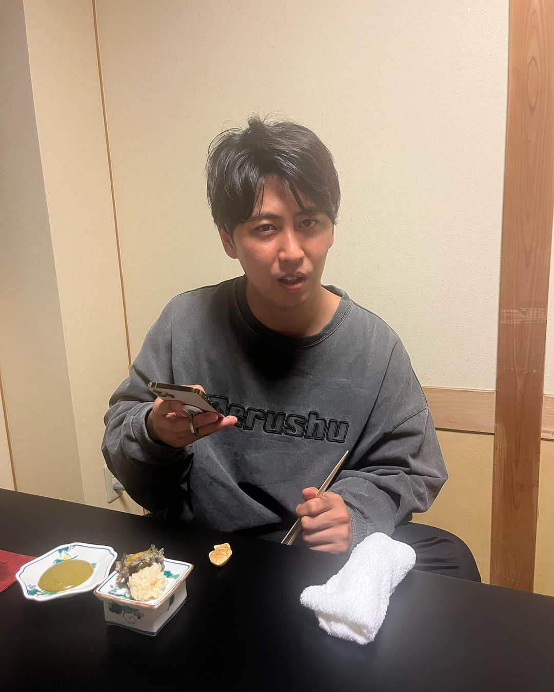 松本竹馬さんのインスタグラム写真 - (松本竹馬Instagram)「ニューヨーク屋敷さんが36万円奢る会、第二回目でした！ 今回は17万円奢ってもらい、残り12万円となりました！ ゴールが寂しいです！ ご馳走様様でしたー！  #ニューヨーク屋敷 #コットン #オズワルド畠中 #そいつどいつ松本竹馬」5月31日 2時16分 - takeuma1831