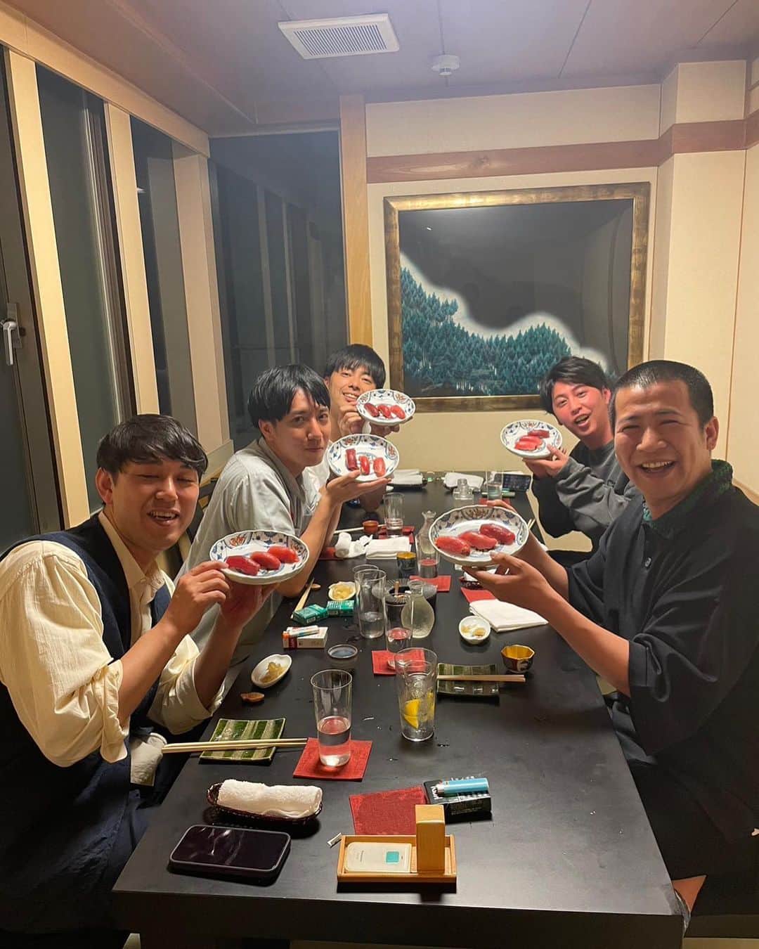 のインスタグラム：「ニューヨーク屋敷さんが36万円奢る会、第二回目でした！ 今回は17万円奢ってもらい、残り12万円となりました！ ゴールが寂しいです！ ご馳走様様でしたー！  #ニューヨーク屋敷 #コットン #オズワルド畠中 #そいつどいつ松本竹馬」