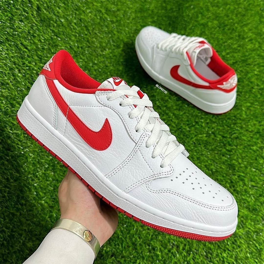 Sneaker Newsさんのインスタグラム写真 - (Sneaker NewsInstagram)「A first look at the Air Jordan 1 Low OG "White/University Red" have surfaced! These are a must-have for summer. Tap the link in our bio for a closer look.」5月31日 2時30分 - sneakernews