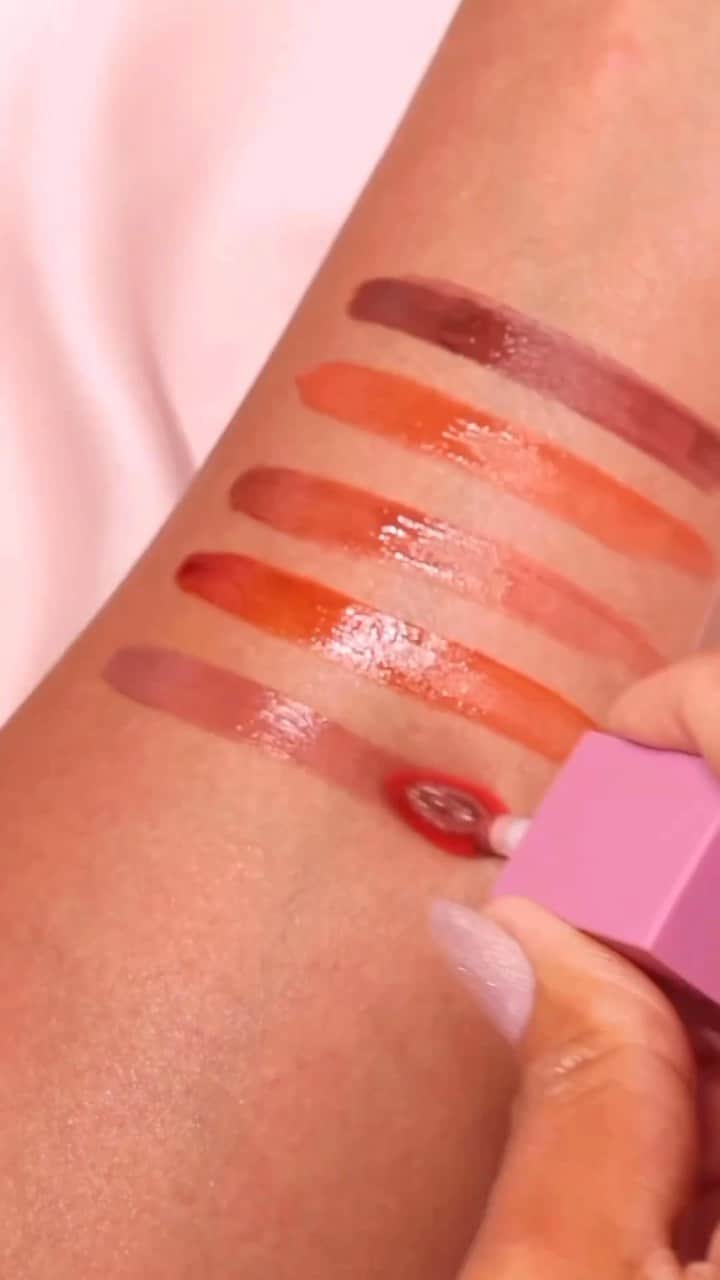 Huda Kattanのインスタグラム：「Repost @hudabeautyshop  Looking for a lippie that will stay put through those long summer days and warm summer nights? ☀️🌊  Lip Blush Creamy Lip and Cheek Stain is your girl 👄 Thank you to our love @maquillageitup for this beautiful video!」