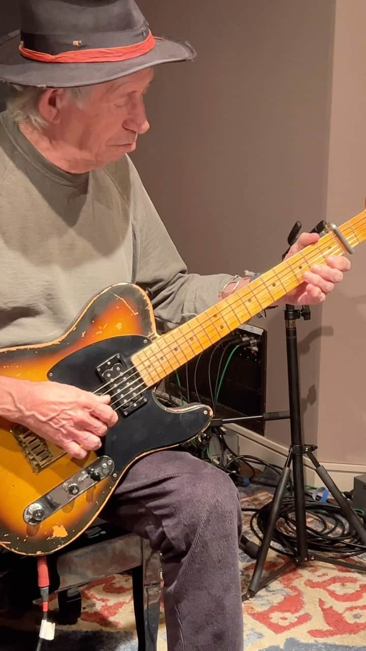 キース・リチャーズのインスタグラム：「Making music with “Sonny” 1967 Fender Telecaster Sunburst」