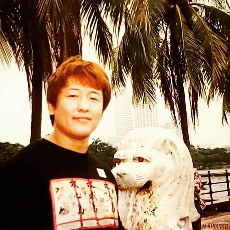 金本浩二のインスタグラム：「二十代の頃、選手(俺だけ)と行く⁡ ⁡ツアー✈みたいなのがあって、1回目は、サイパンやったかな～❔グァムやったかな～❔があり⁡ ⁡2回目は、写真の通りシンガポールへの旅でした。シンガポールでは、早朝トレを参加者とやったのが良い思い出です😌」