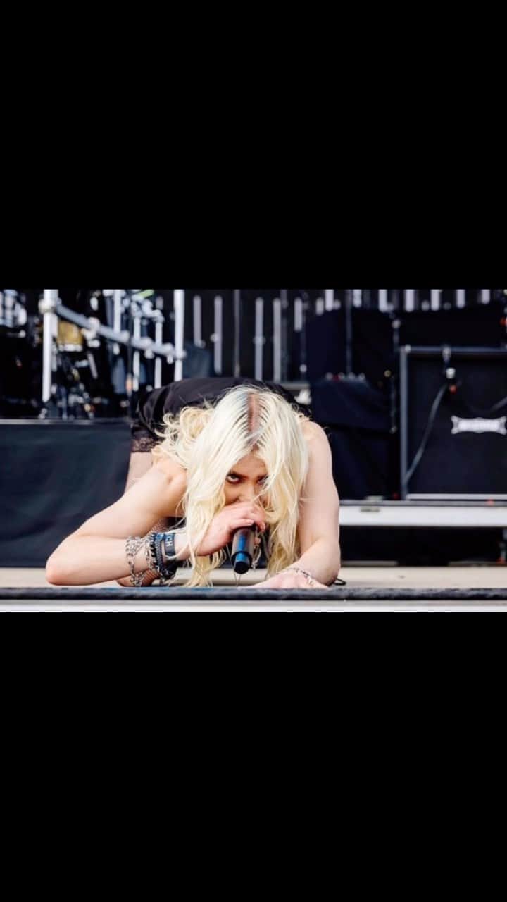 テイラー・モンセンのインスタグラム：「One more reel of an amazing day at @sonictemplefestival had such a great time!! See you in June with #FOOFIGHTERS 🤘🤘🤘🙏🙏🙏 #deathbyrockandroll」