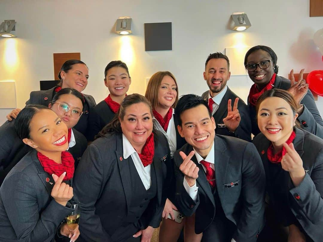 AIR CANADAさんのインスタグラム写真 - (AIR CANADAInstagram)「From city to city with smiles from ear to ear. 😄 Today is International #FlightAttendantDay, and we’d like to thank our team for all their hard work, up high, down low, at home, and abroad.  . . De ville en ville, le sourire aux lèvres, nous soulignons aujourd’hui la Journée internationale des agents de bord 😄. Merci à tous les membres de notre équipe pour leur travail incroyable, dans le ciel, sur la terre, au pays et à l’étranger.」5月31日 23時00分 - aircanada