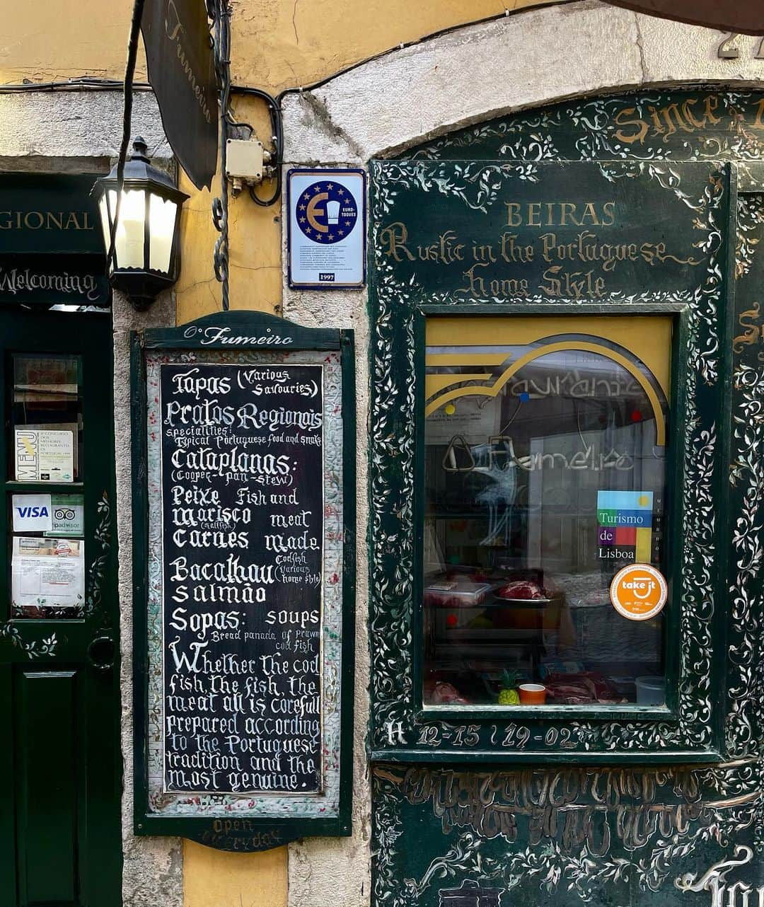 サマンサ・マリアさんのインスタグラム写真 - (サマンサ・マリアInstagram)「Lisbon stole my heart 🥹🇵🇹 1. Out for dinner for one 😌  2. A pretty moment at the beginning of my first stroll through Bairro Alto   3. Tapas at ‘The tasting room’ in Cascais, the cod and chickpea dish was out of this world 😍  4. @francismercier transitioning into one of my favourite songs, I was so ecstatic in this moment 🥹  5. Pretty details 🍴  6. Of course, eating a Pastel de Nata 😂😏  7. The prettiest tourist shop. I got a crystal bracelet from here and one of those dream catchers for Indie   8. On my first day I sat by this fountain and sipped a sangria. A cute Brazilian guy came up to me but the language barrier got in the way 😂  9. Golden hour during a walk   10. @jncquoi.world」5月31日 2時40分 - sammimaria